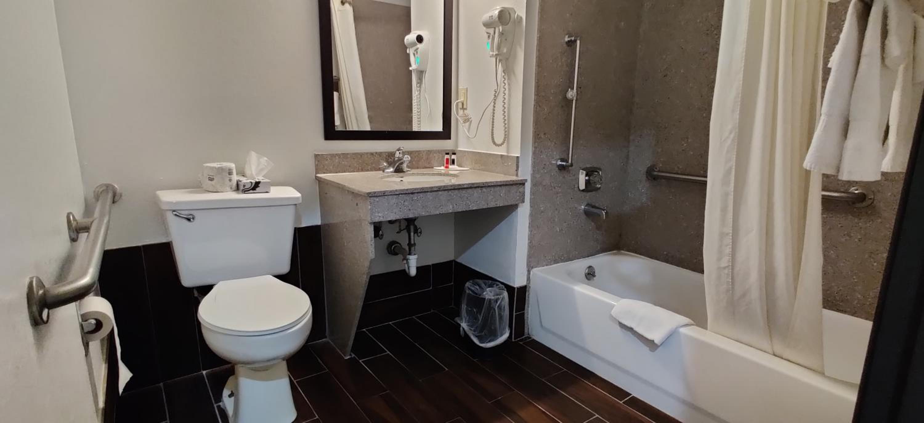 Queen Room - Mobility Access/Non-Smoking - Photo 3