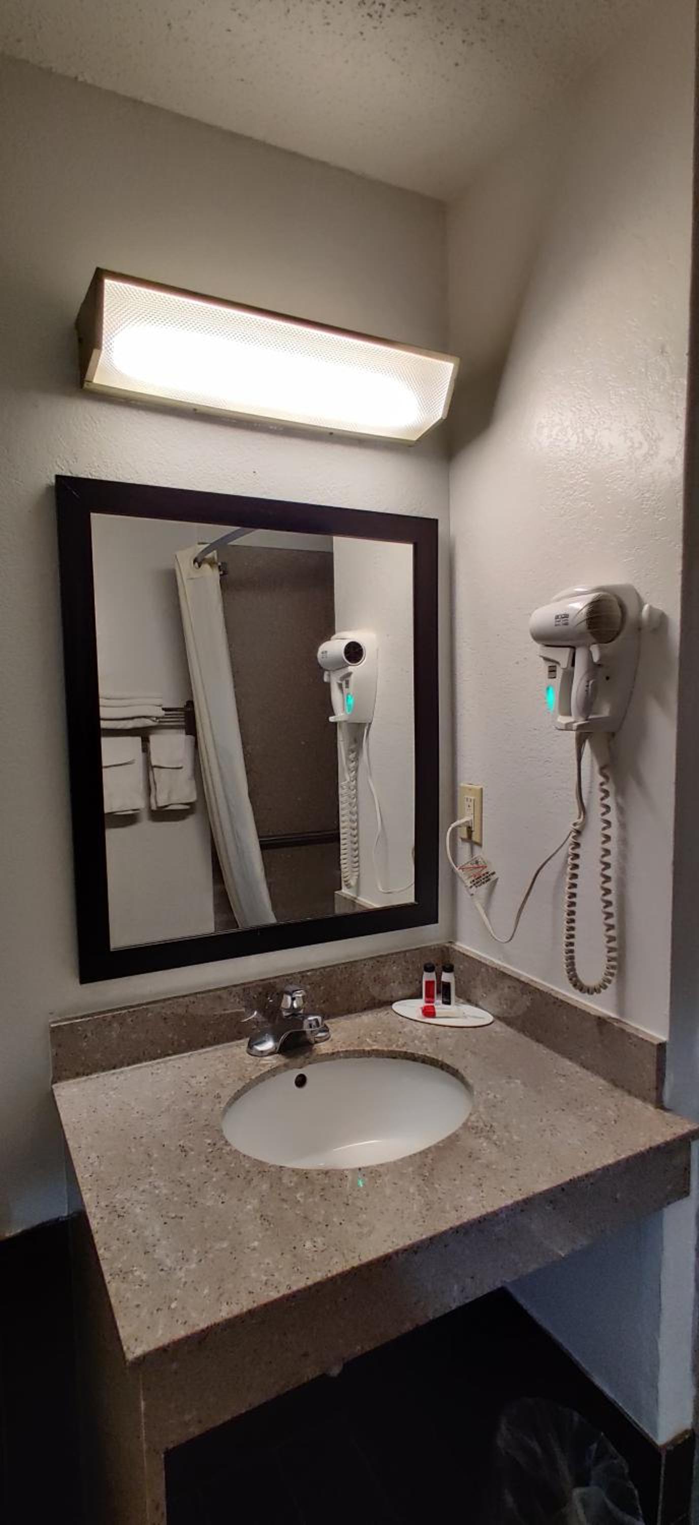 Queen Room - Mobility Access/Non-Smoking - Photo 4