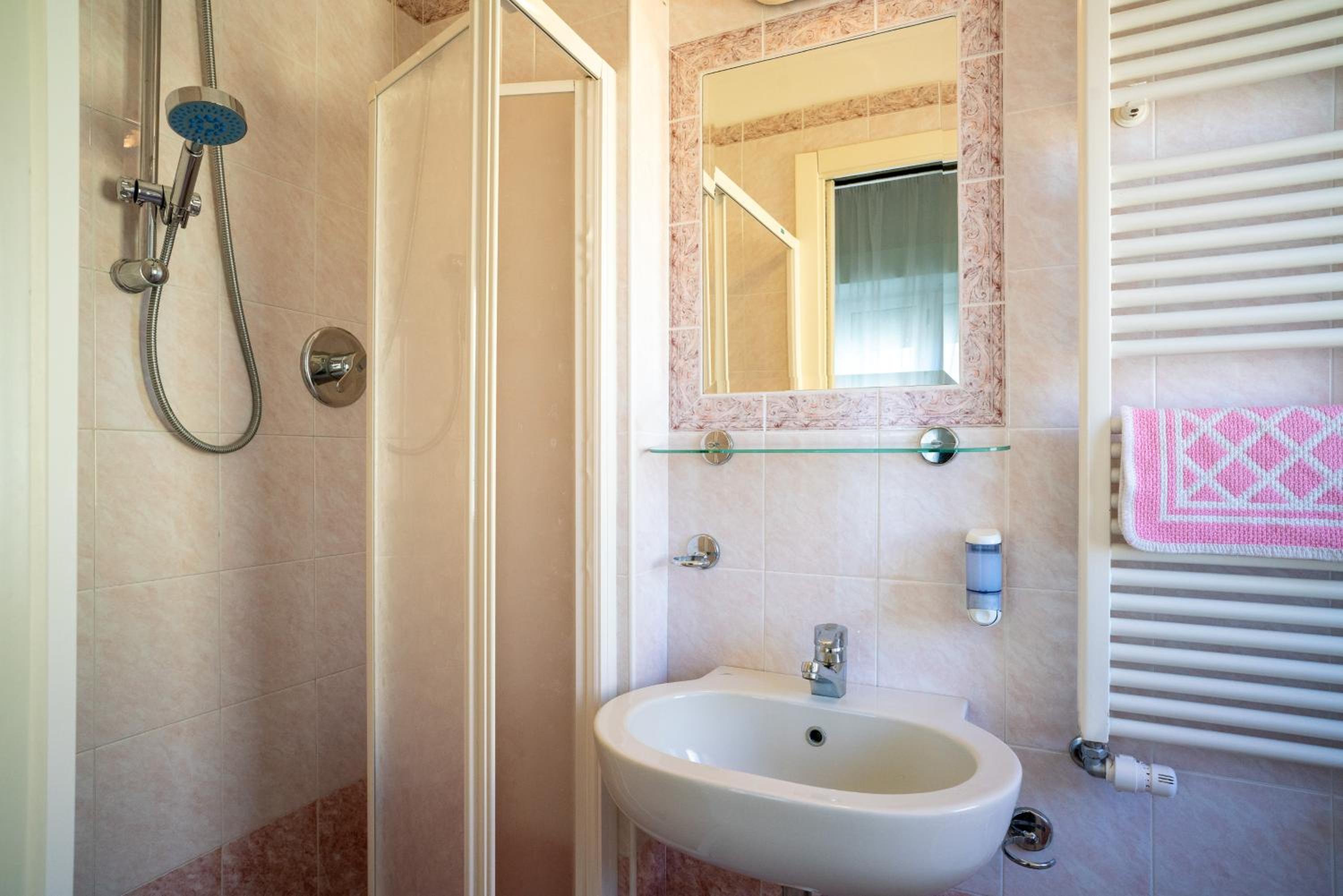 Double or Twin Room - Photo 9