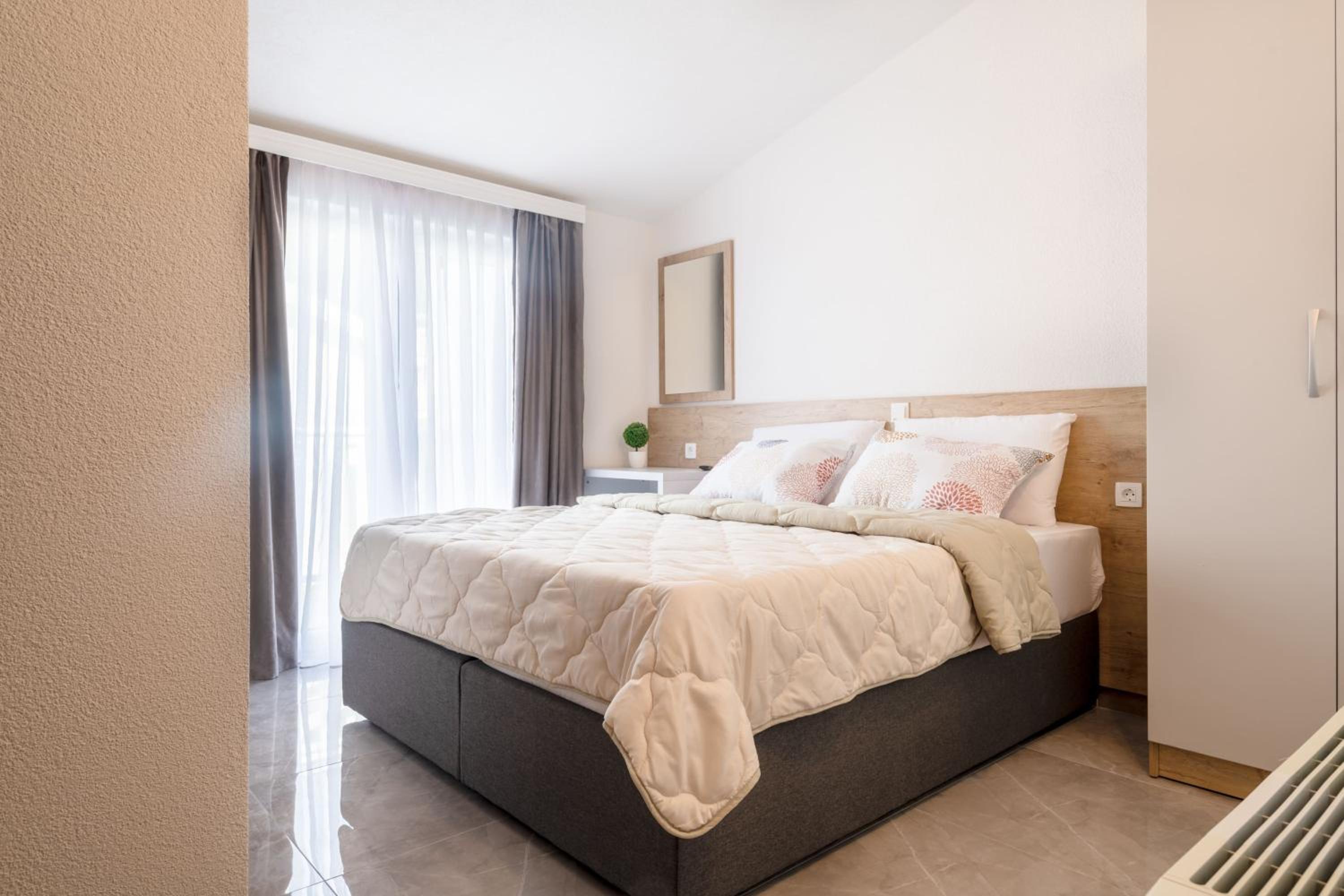 Studio Apartment with Balcony photo 1