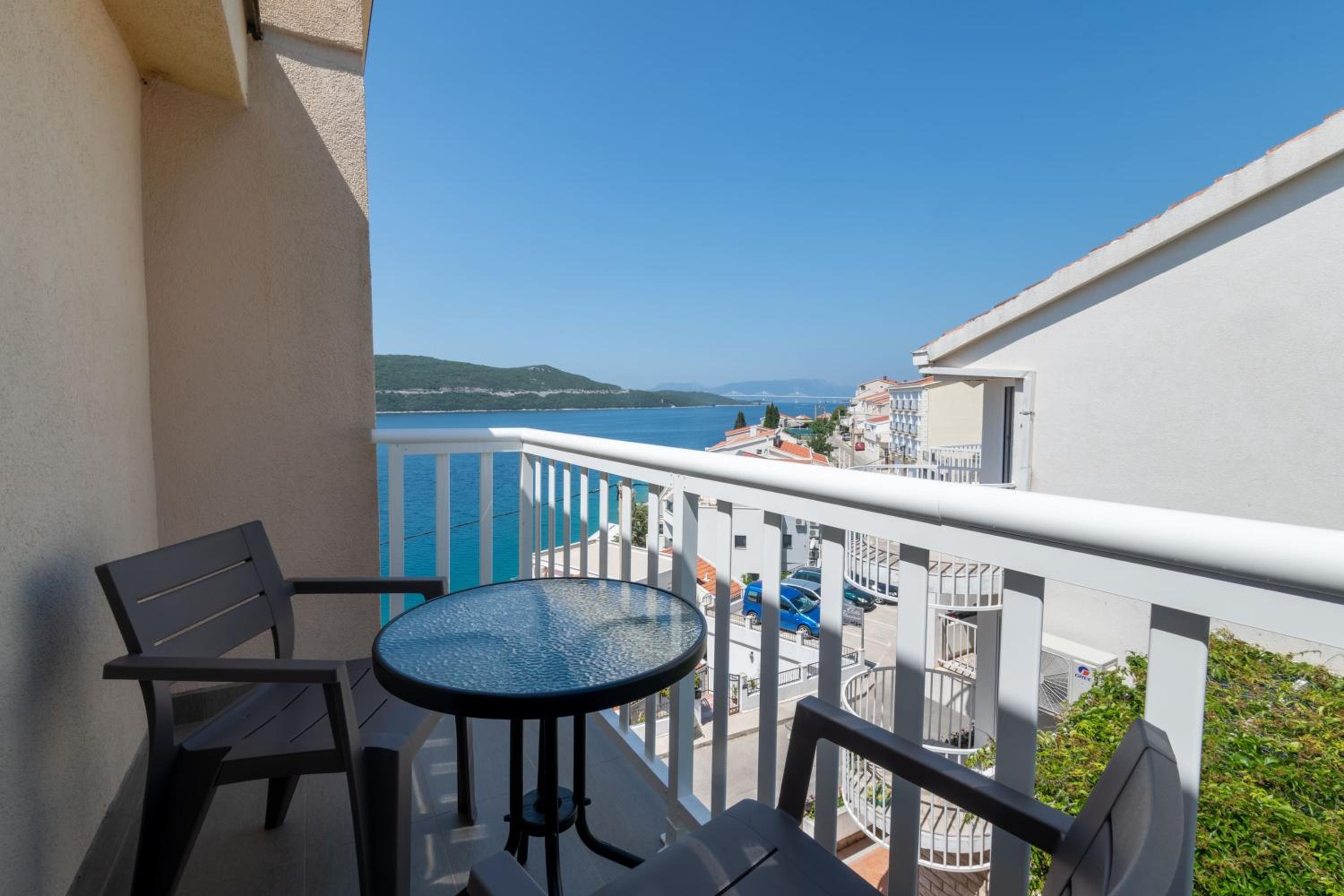 Studio Apartment with Balcony photo 3