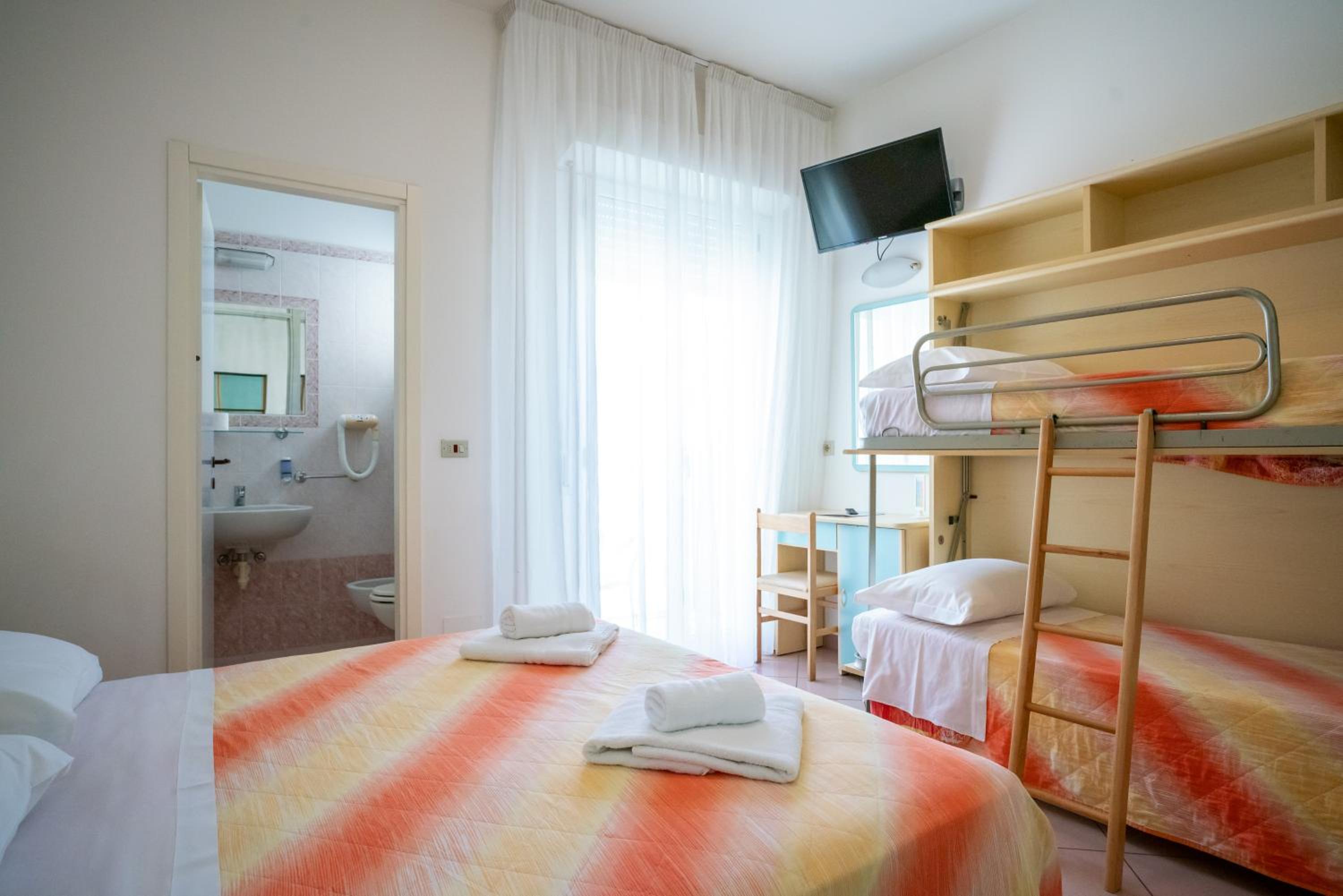 Quadruple Room - Photo 7