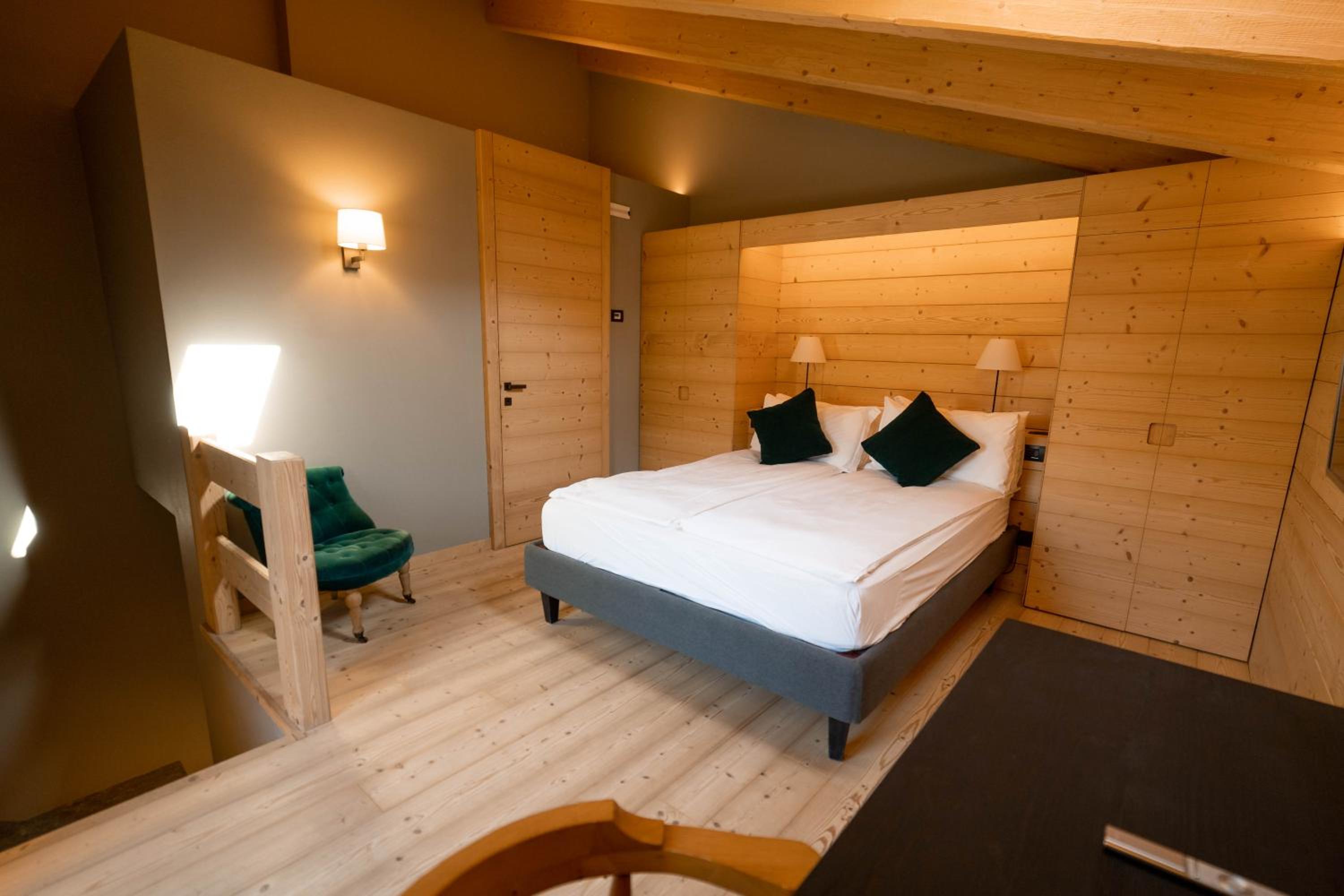 Deluxe Double Room with Balcony - Photo 8