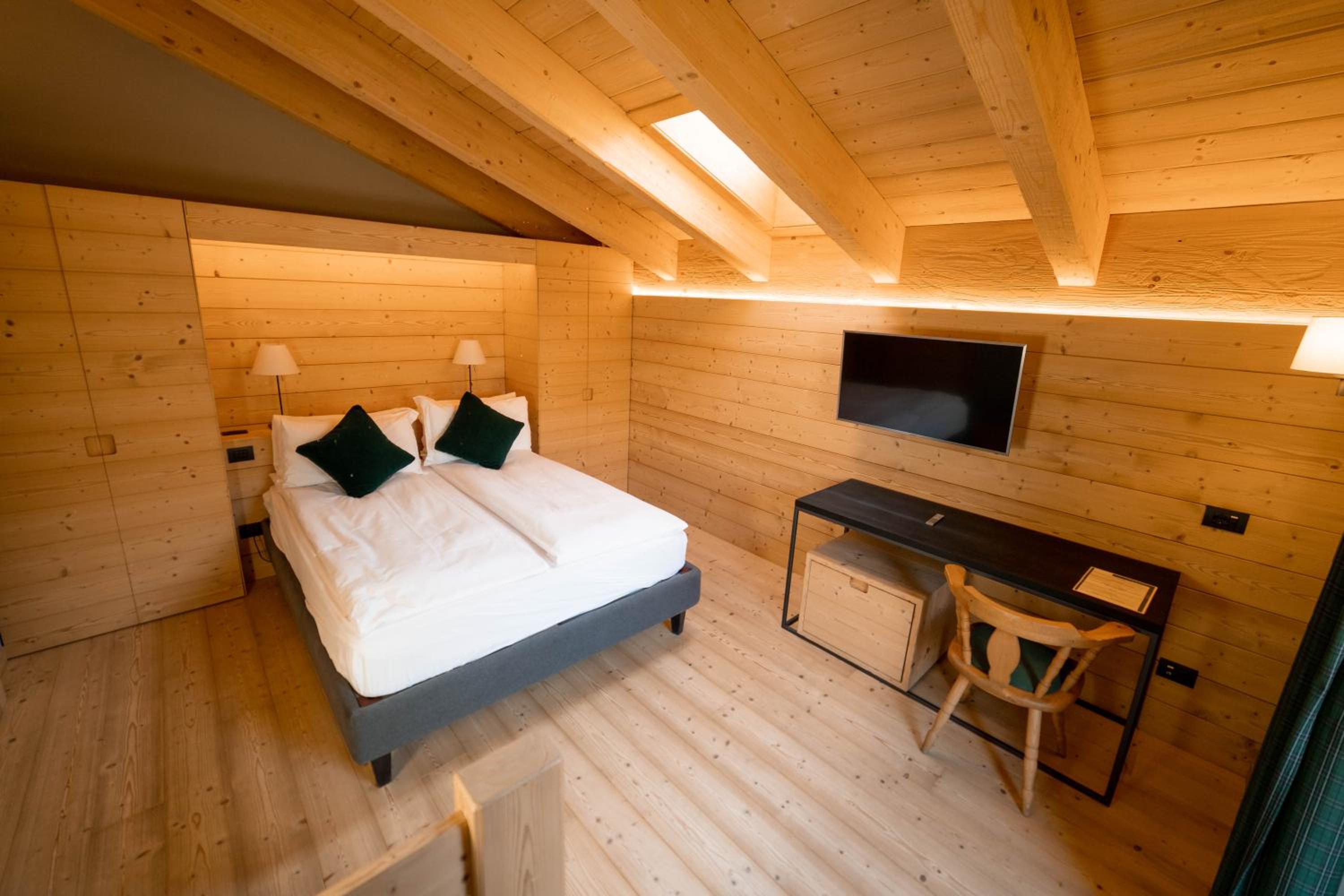 Deluxe Double Room with Balcony - Photo 6