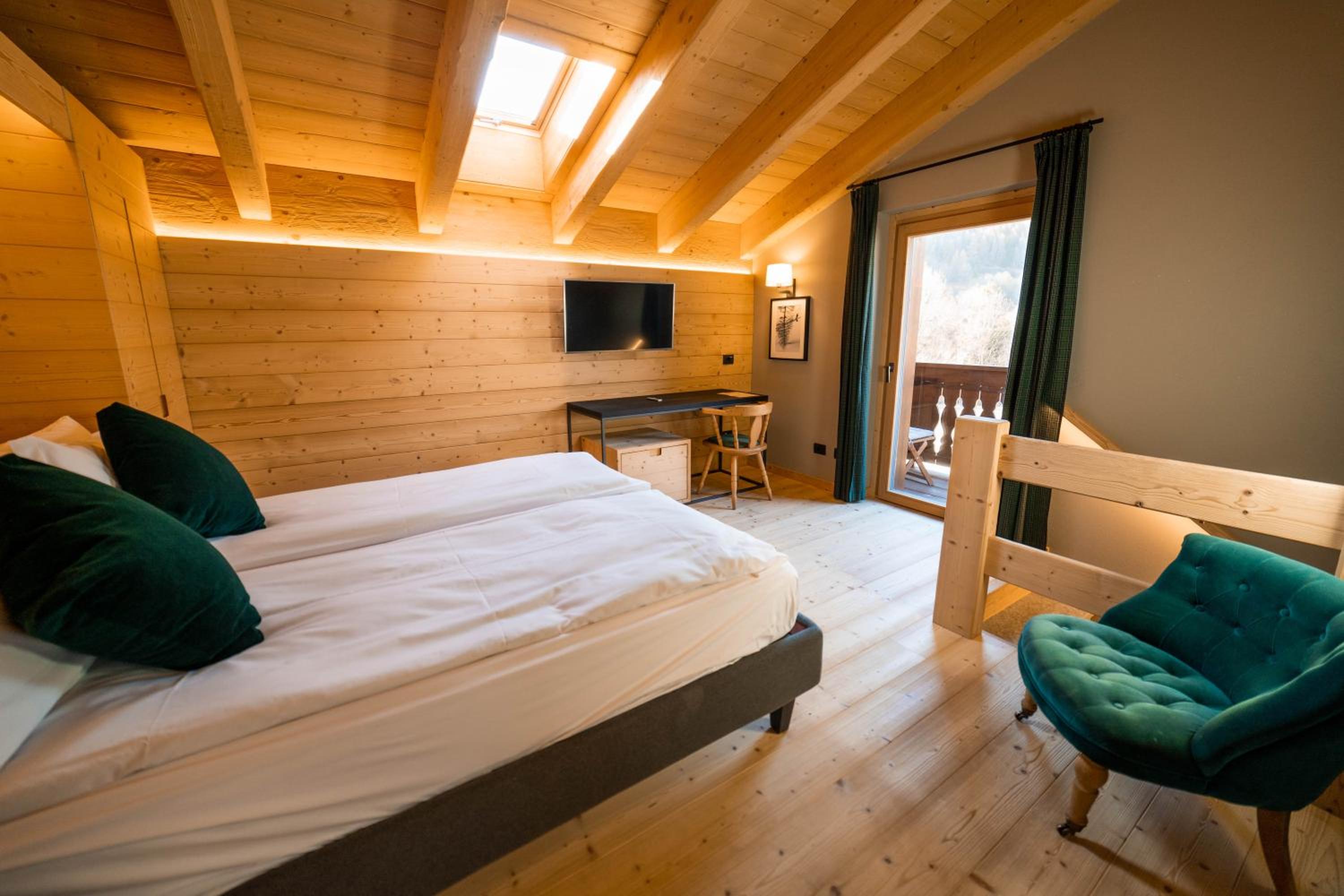 Deluxe Double Room with Balcony - Photo 3