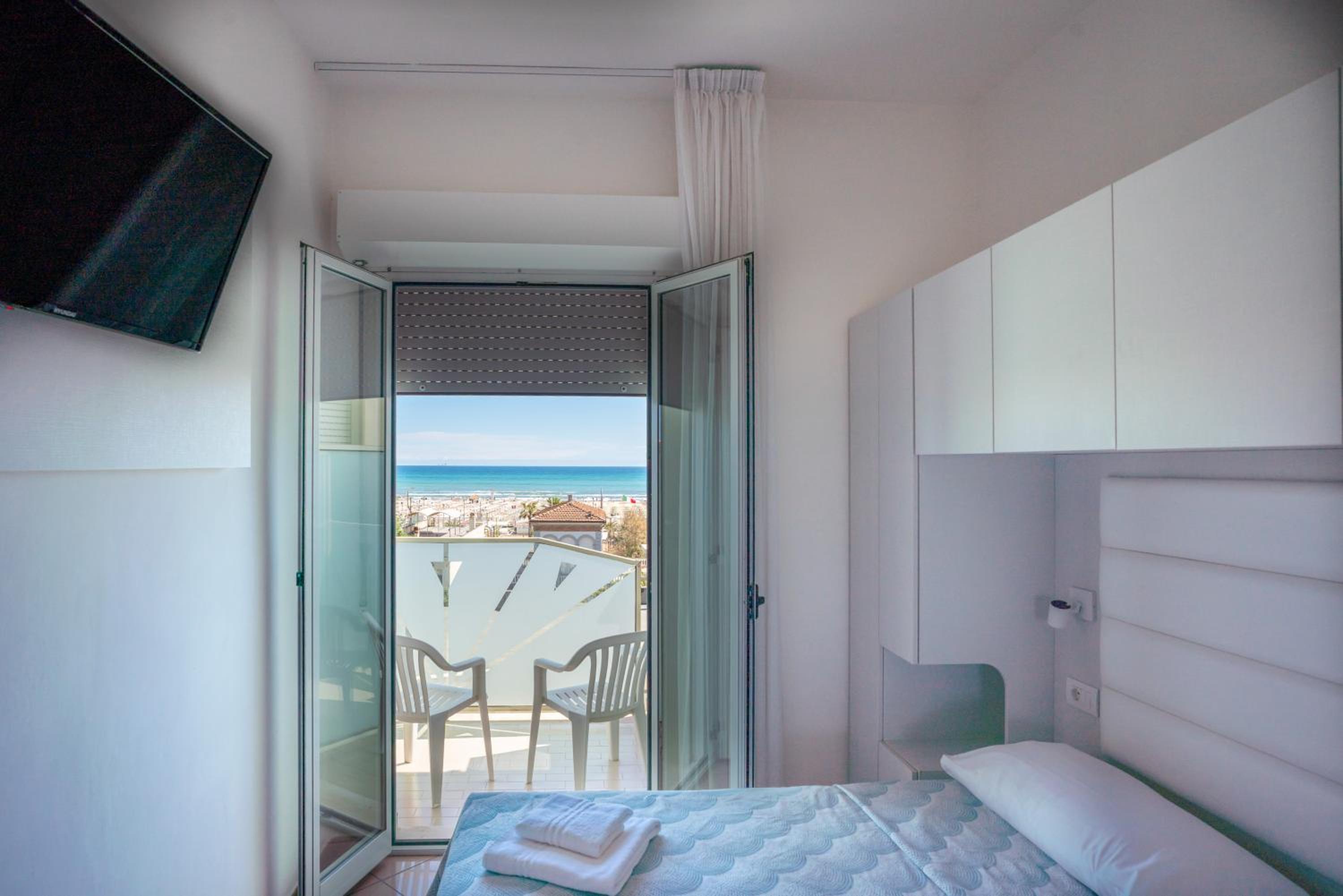 Double Room with Sea View - Photo 11