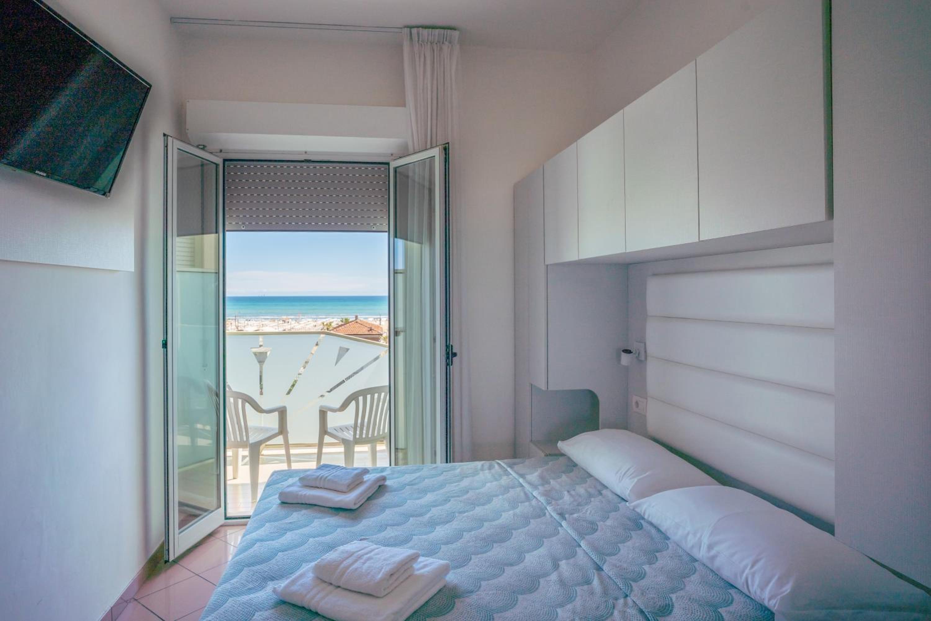 Double Room with Sea View - Photo 9