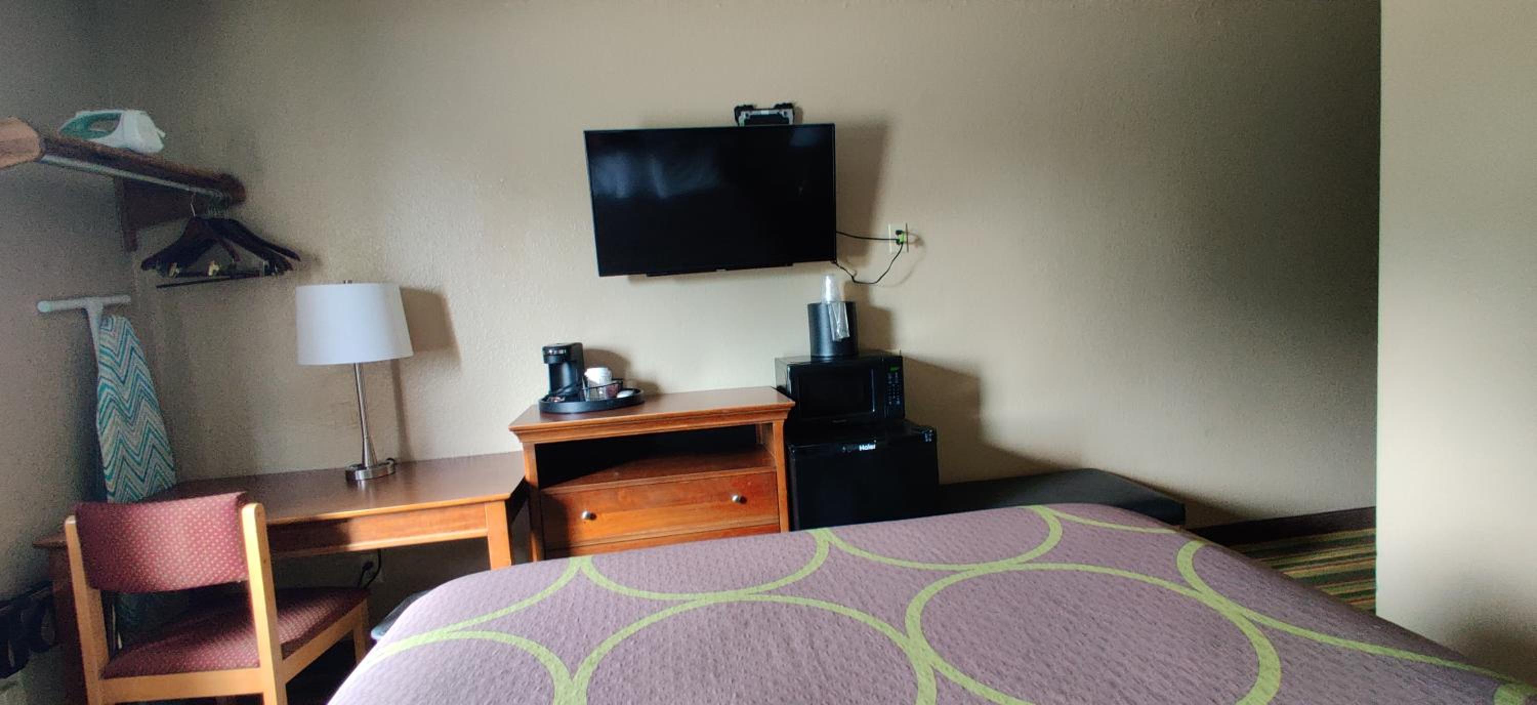 Queen Room - Non-Smoking - Photo 4