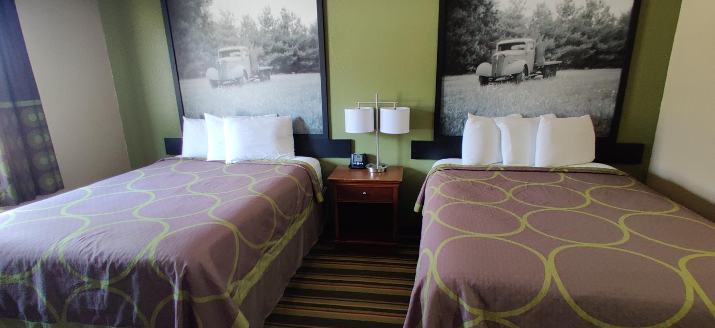 Queen Room with Two Queen Beds - Non-Smoking - Photo 2