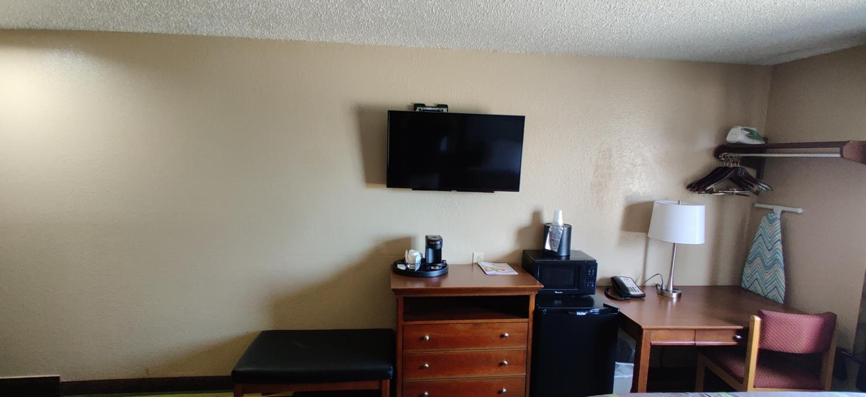 Queen Room with Two Queen Beds - Non-Smoking - Photo 4