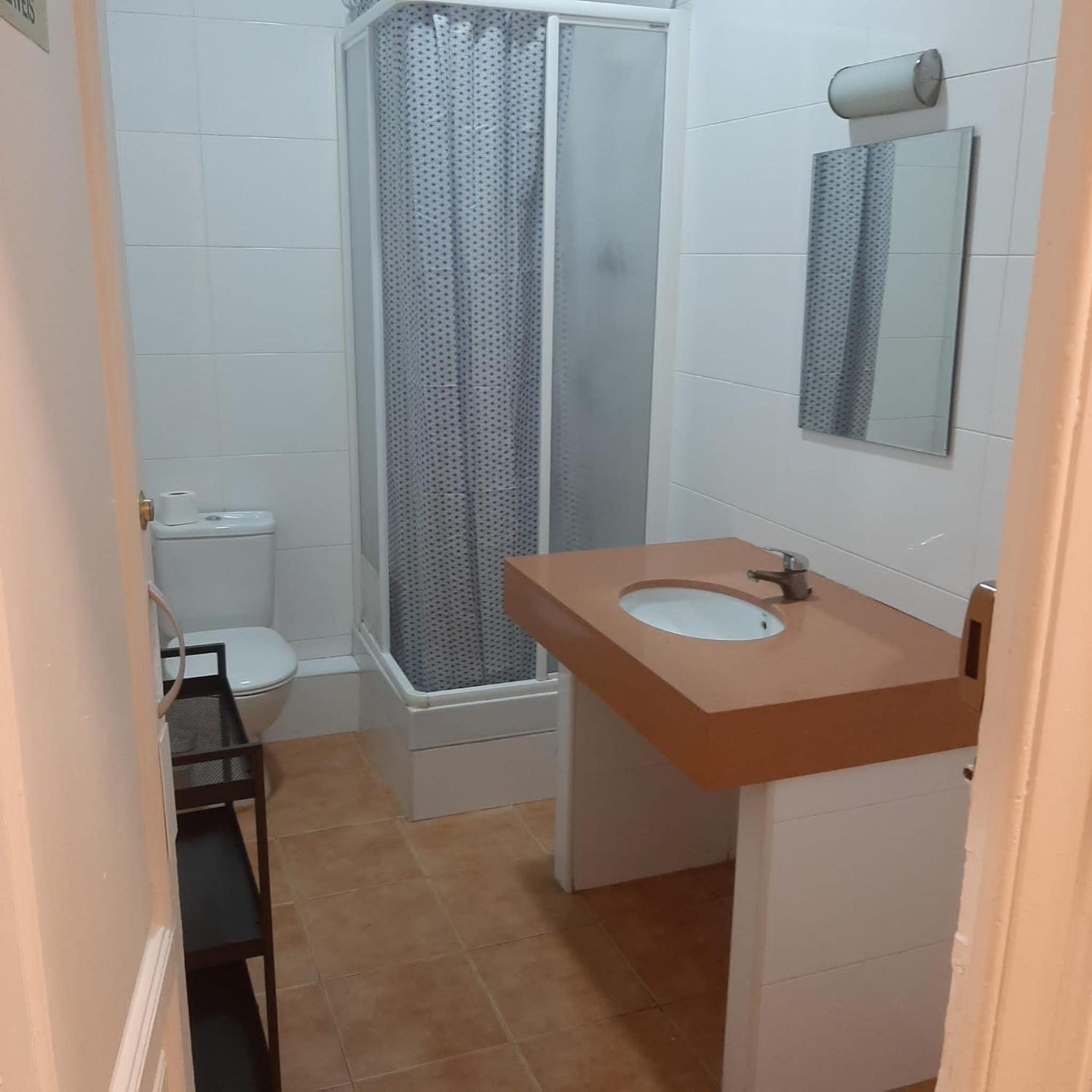 Budget Single Room with Shared Bathroom photo 3