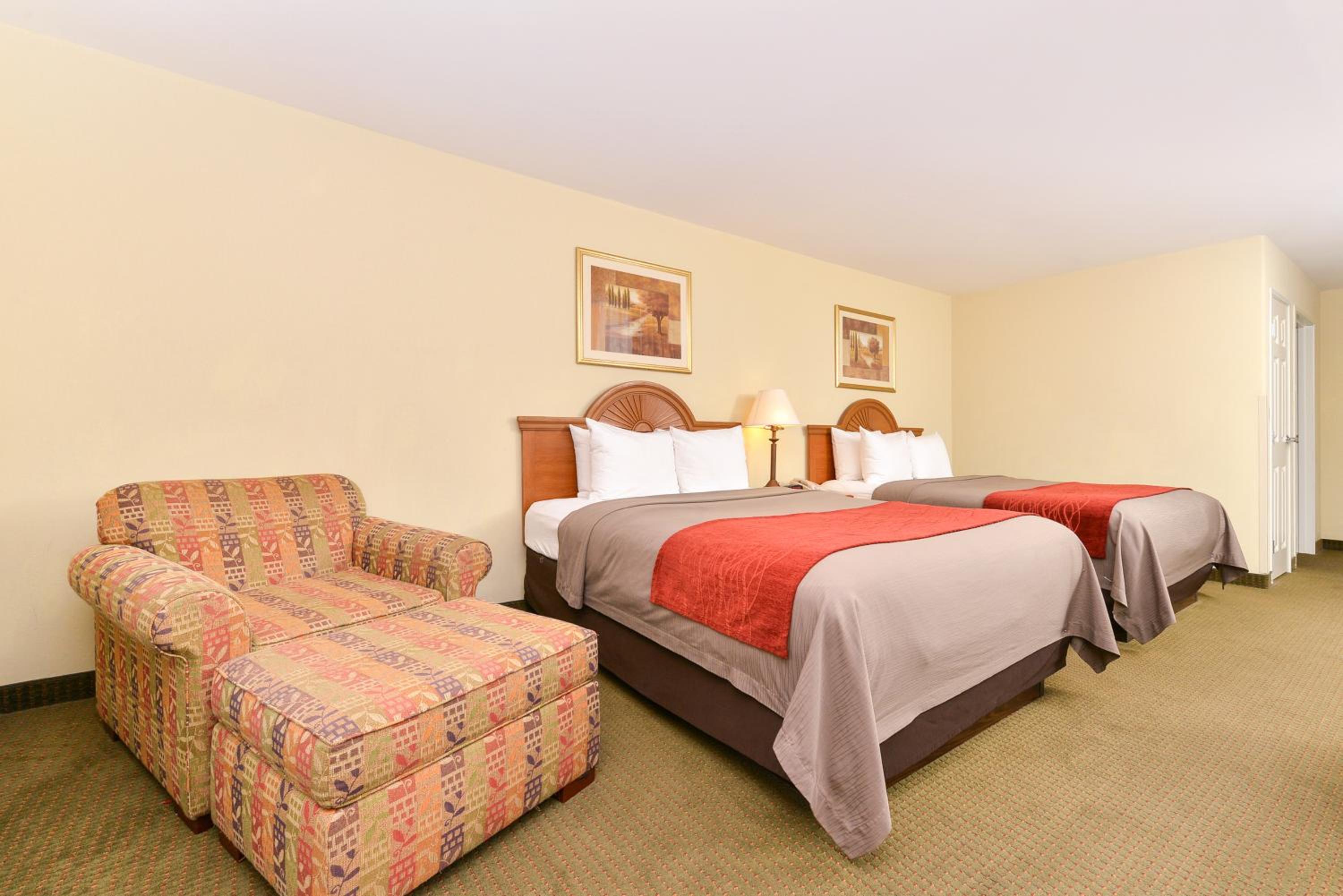 Queen Room with Two Queen Beds - Non-Smoking - Photo 4