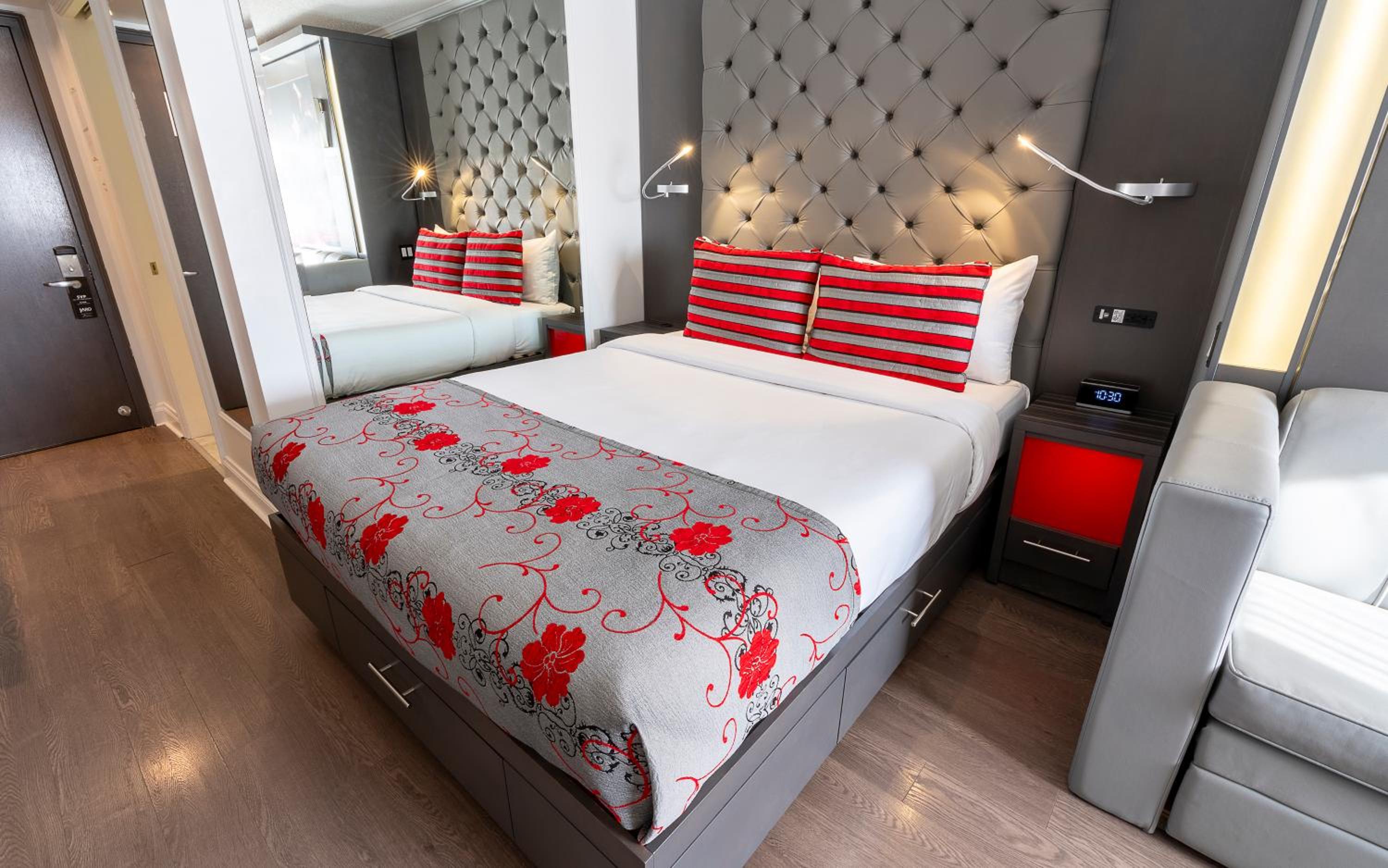 Exterior View Room, 1 Queen Bed and 1 Queen Murphy Bed