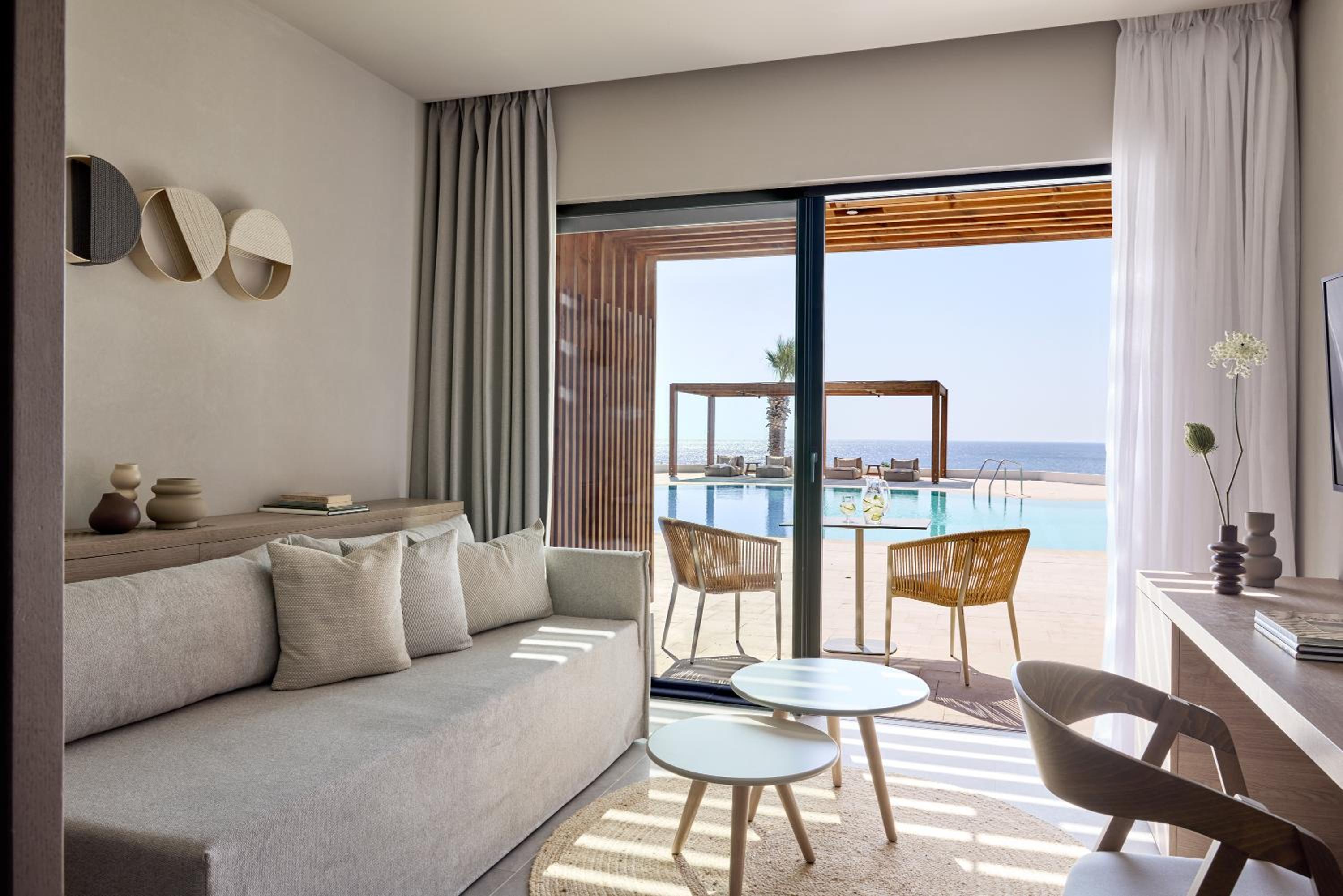 Junior Suite with Sharing Pool and Sea View photo 2