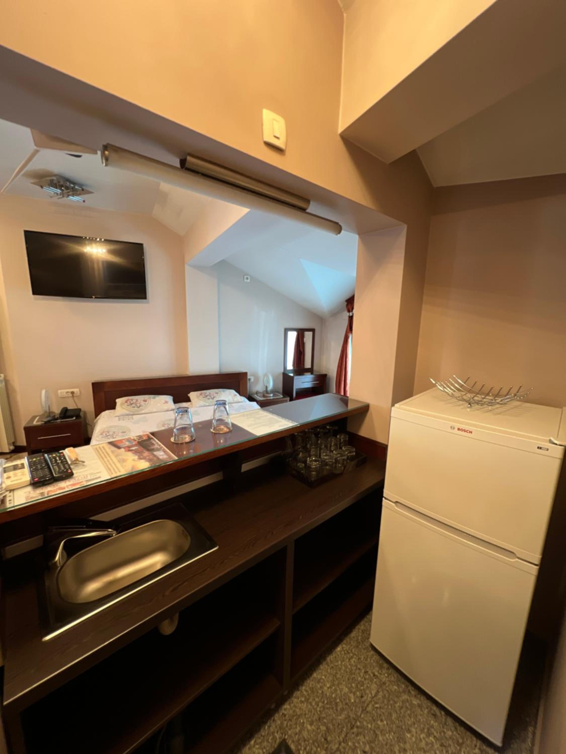 Deluxe King Studio - Photo 6