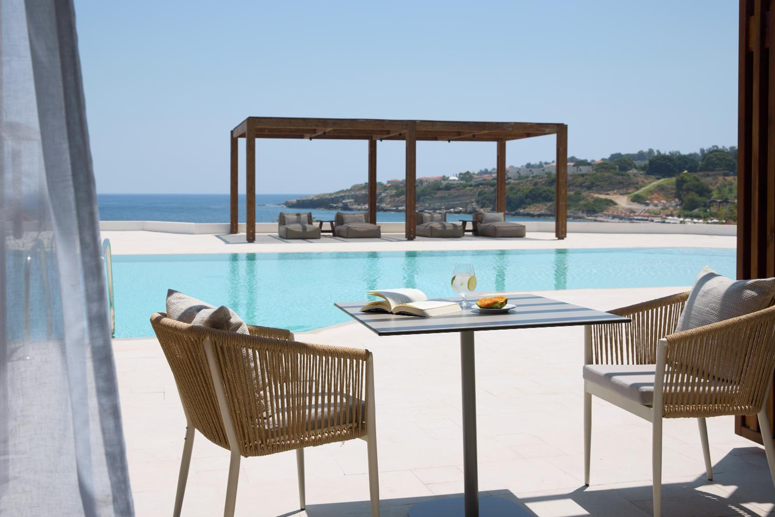 Open Plan Suite with Sea View & Sharing Pool photo 3