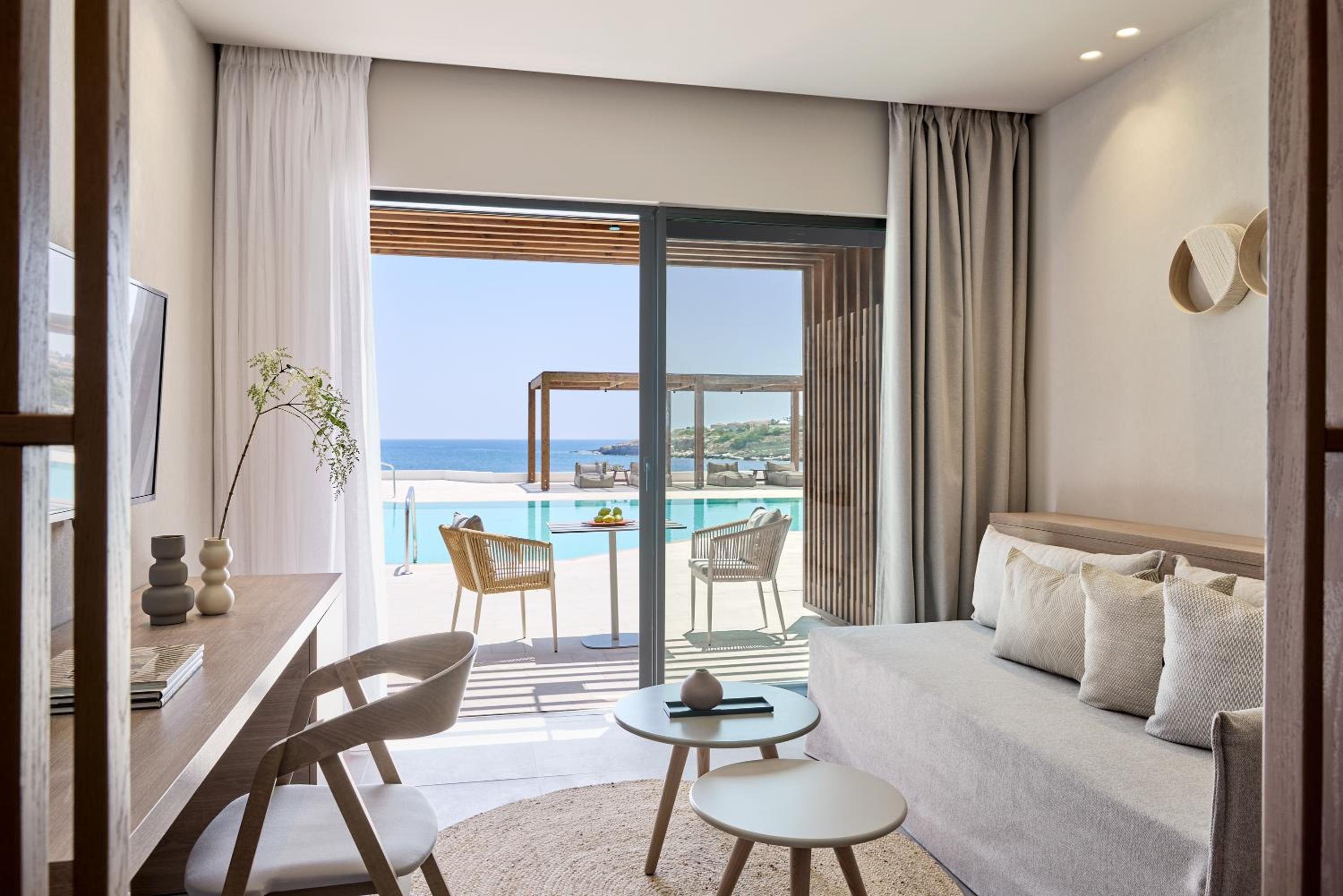Open Plan Suite with Sea View & Sharing Pool photo 2
