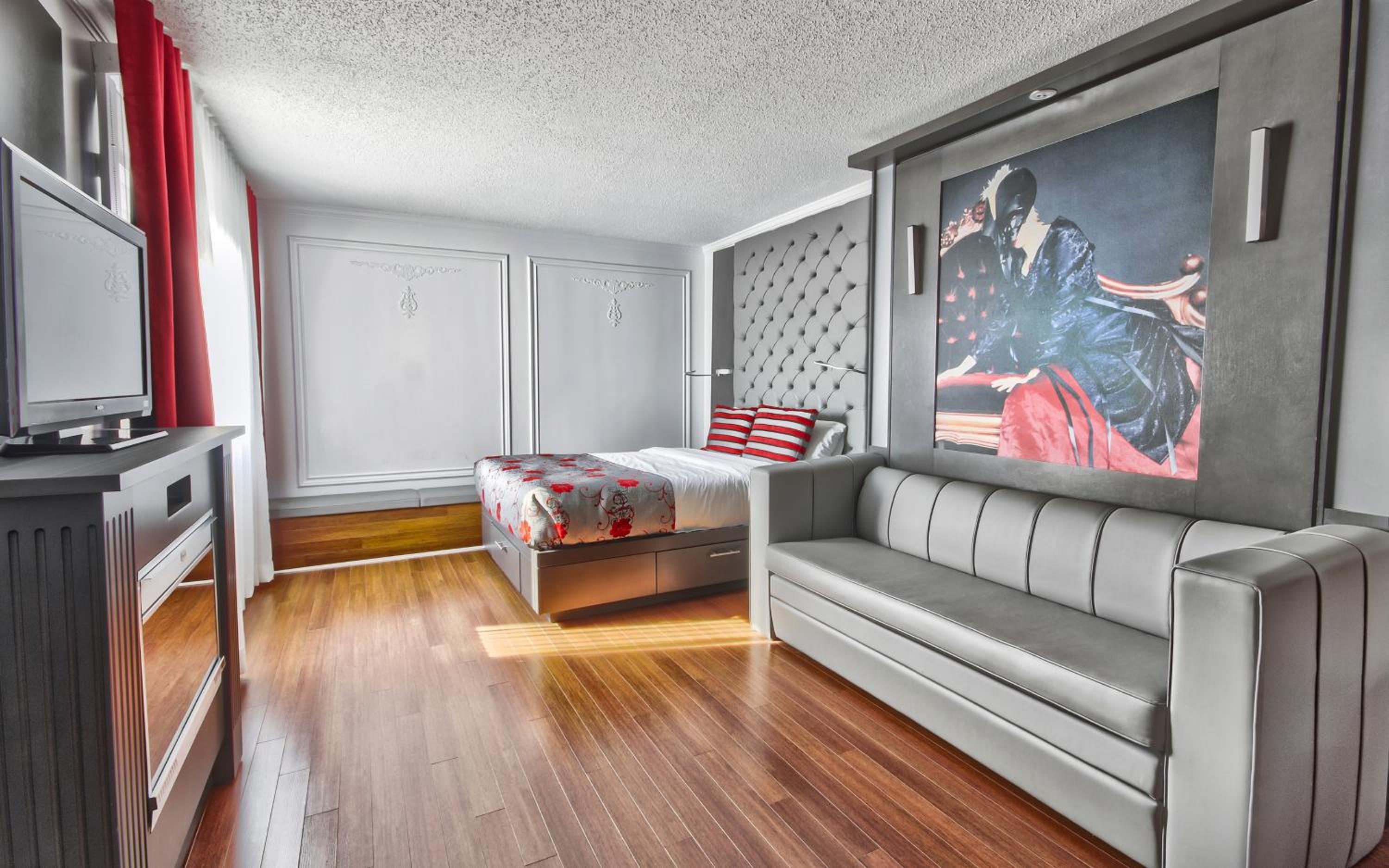 Exterior View Room, 1 Queen Bed and 1 Queen Murphy Bed and Fireplace - Disability Access photo 2