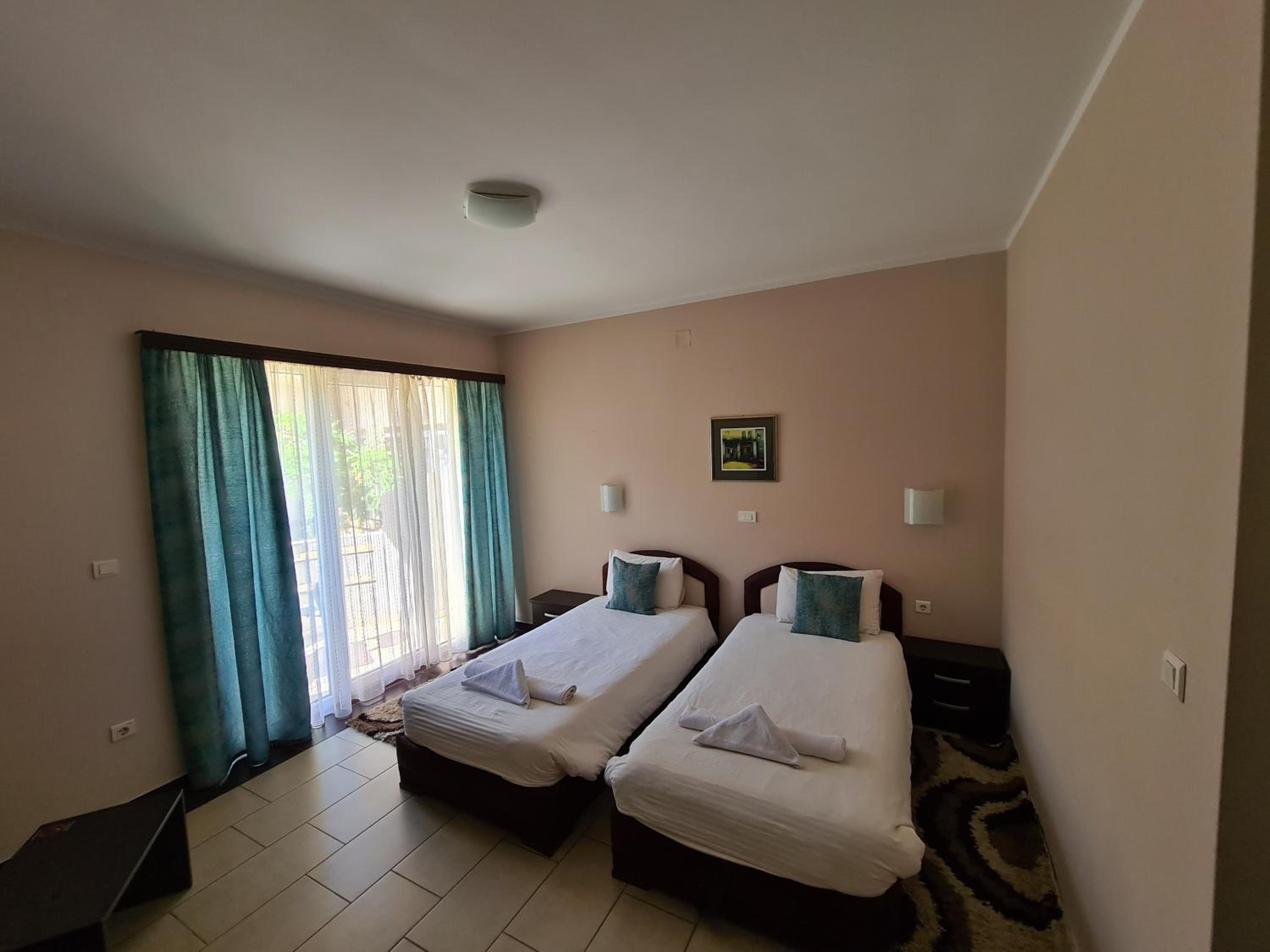 Twin Room - Photo 3