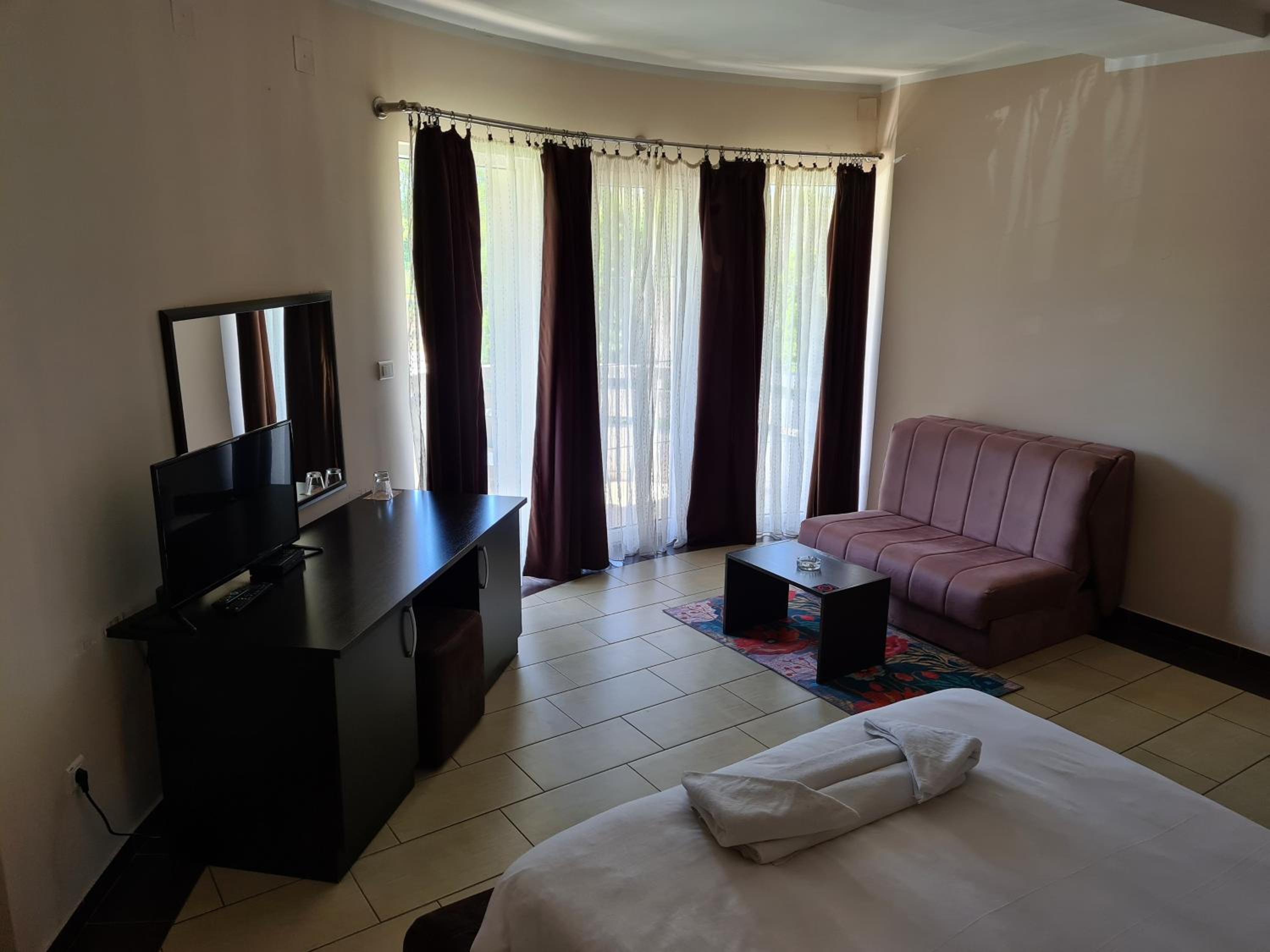 One-Bedroom Apartment with Garden View - Photo 5