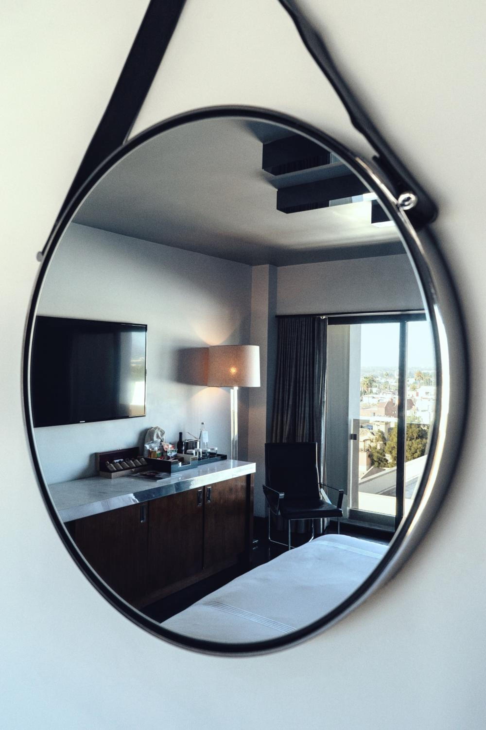 Superior Queen Room with One Queen Bed (Non Smoking)