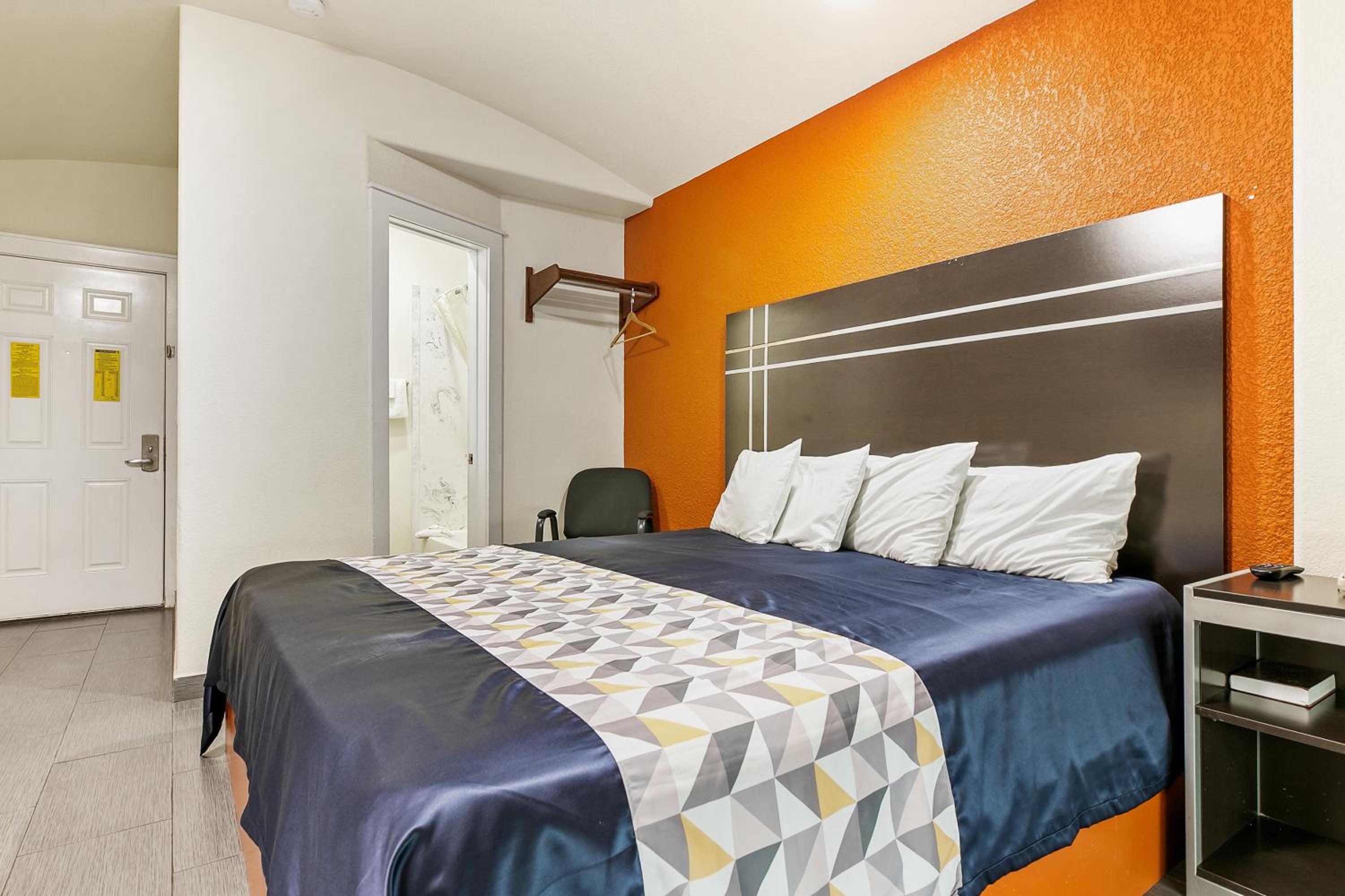 Standard King Room photo 3
