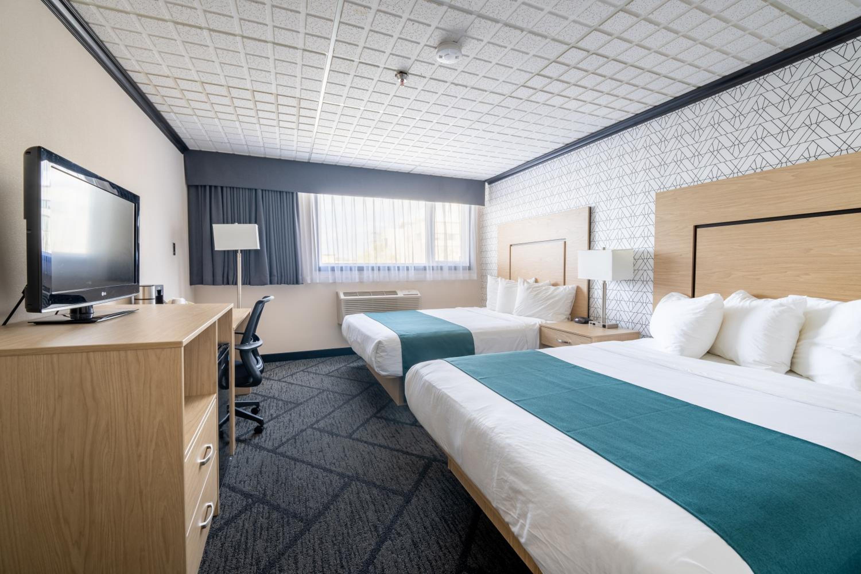 Queen Room With Two Queen Beds photo 2