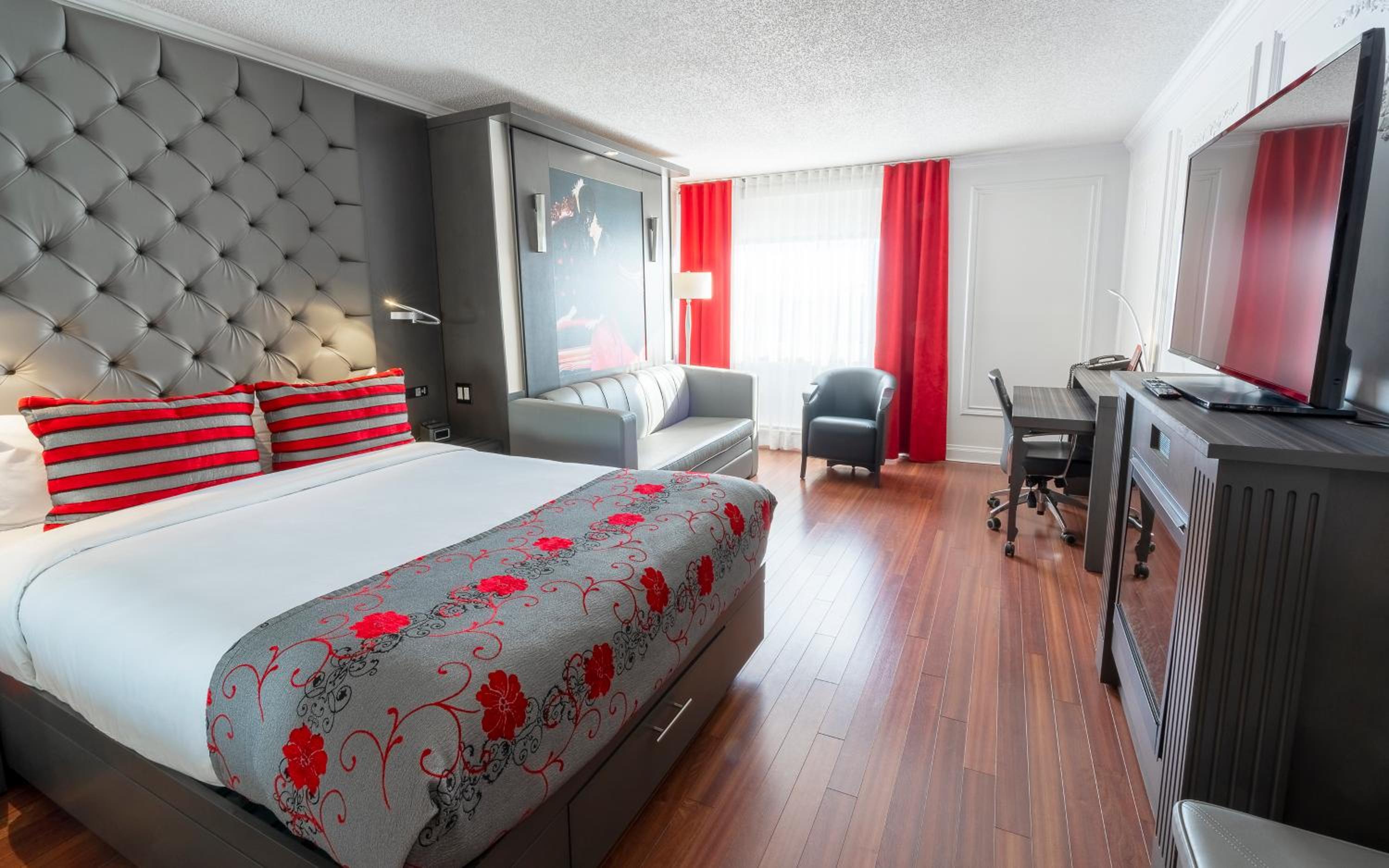 Exterior View Signature Room, 1 Queen Bed And 1 Queen Murphy Bed And Fireplace