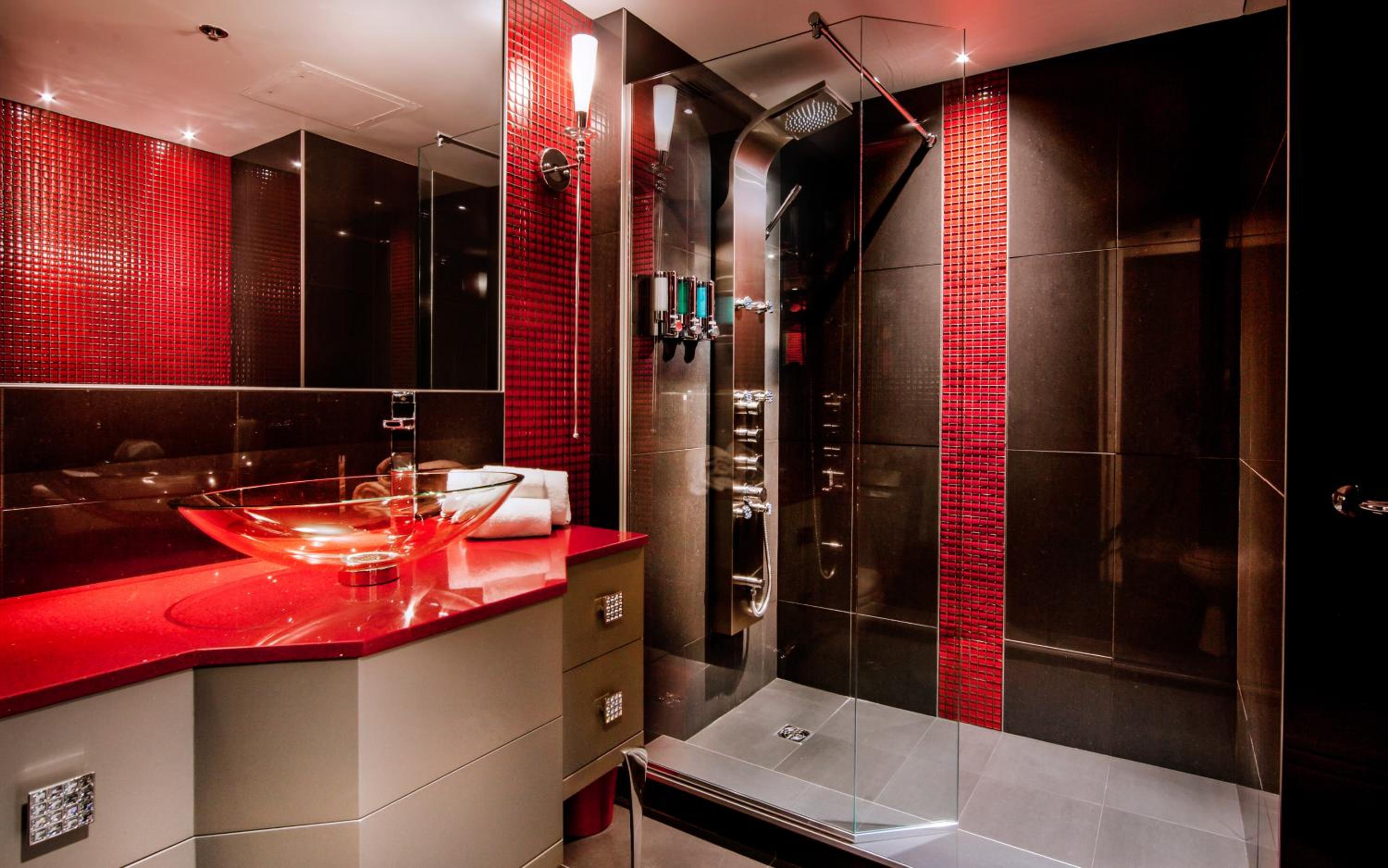 Exterior View Signature Room, 1 Queen Bed and 1 Queen Murphy Bed, Fireplace and Glass Shower photo 2