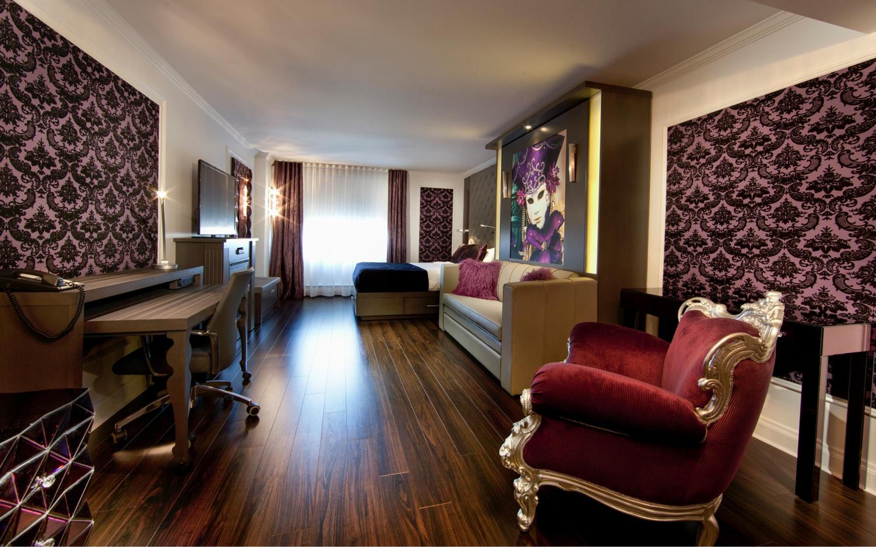 Purple Suite, 1 Queen Bed and 1 Queen Murphy Bed photo 2