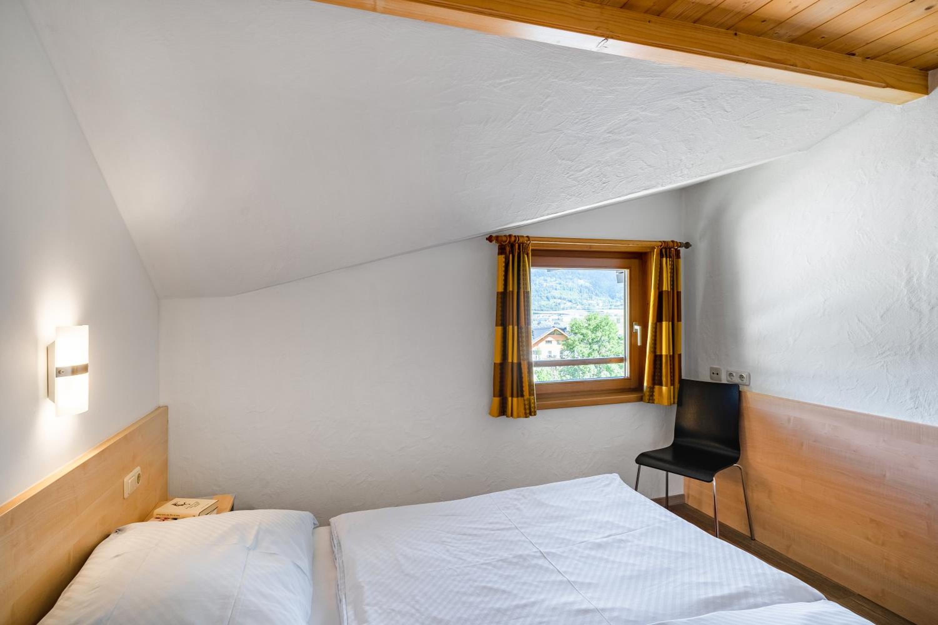 One-Bedroom Apartment with Balcony and Mountain View   photo 3