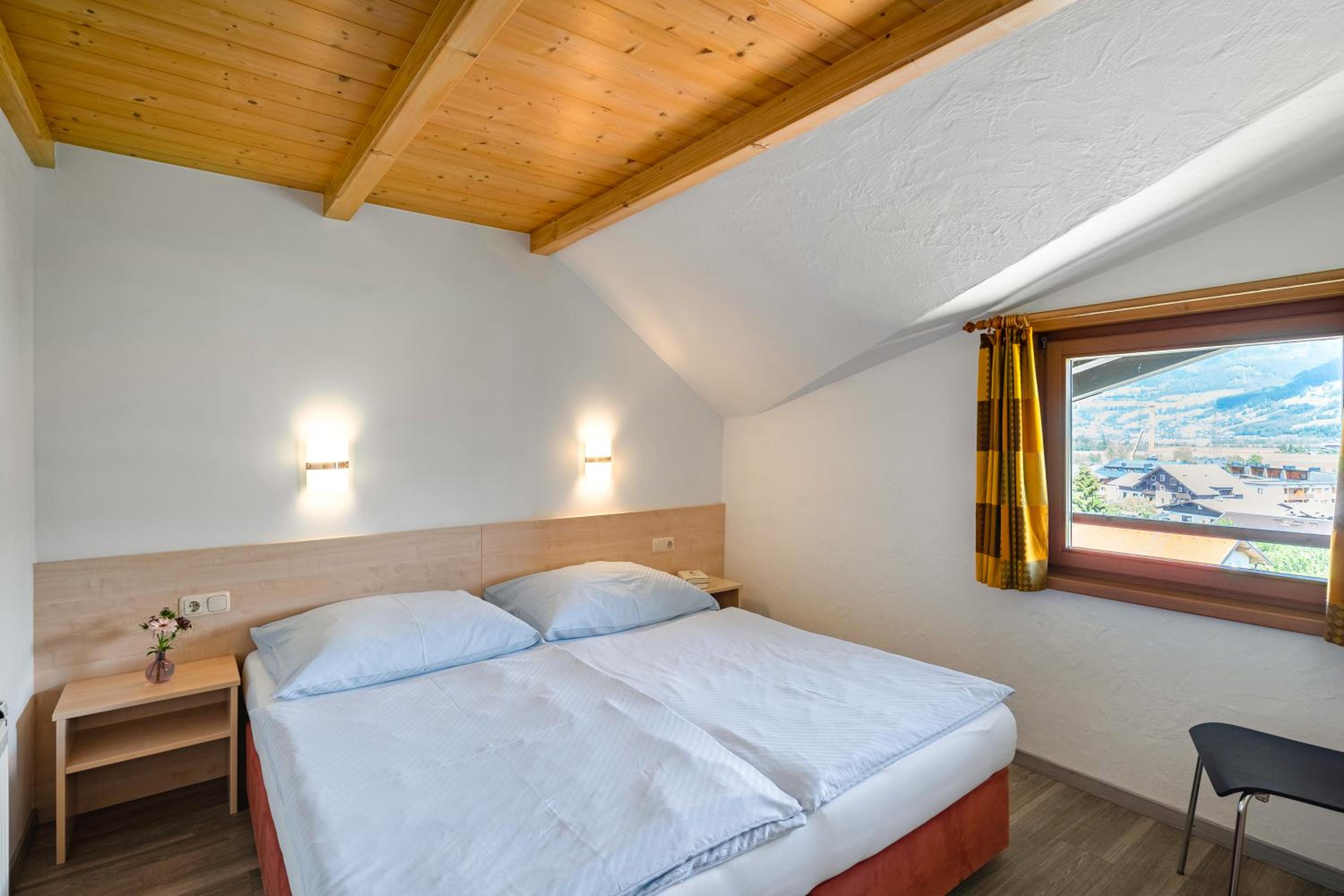 One-Bedroom Apartment with Balcony and Mountain View   photo 2