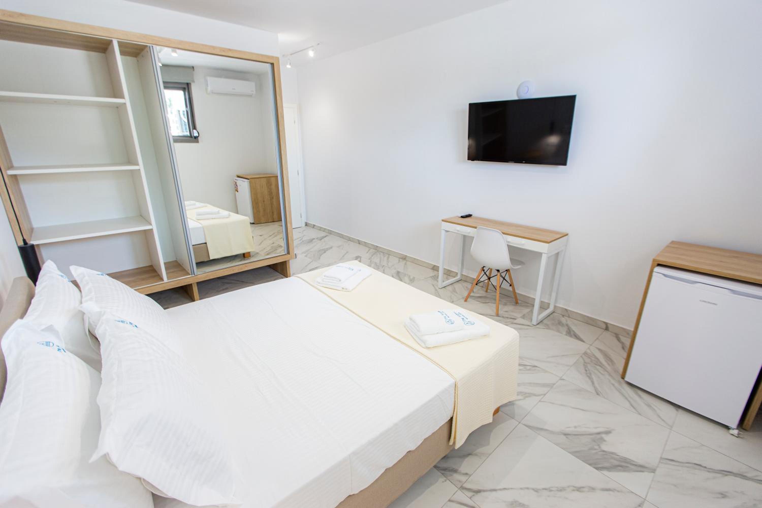 Economy Triple Room photo 2