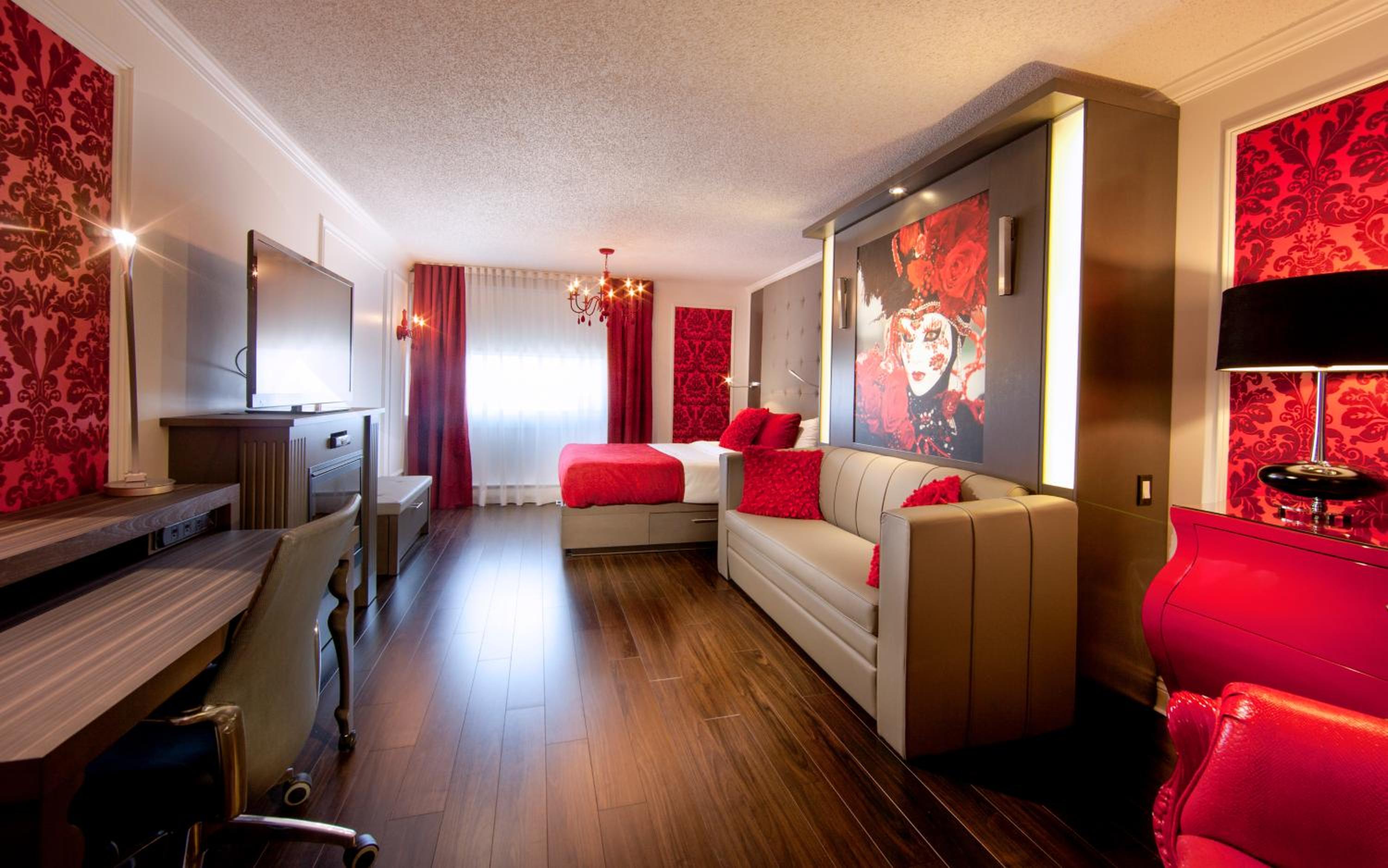 Red Suite, 1 Queen Bed and 1 Queen Murphy Bed photo 3