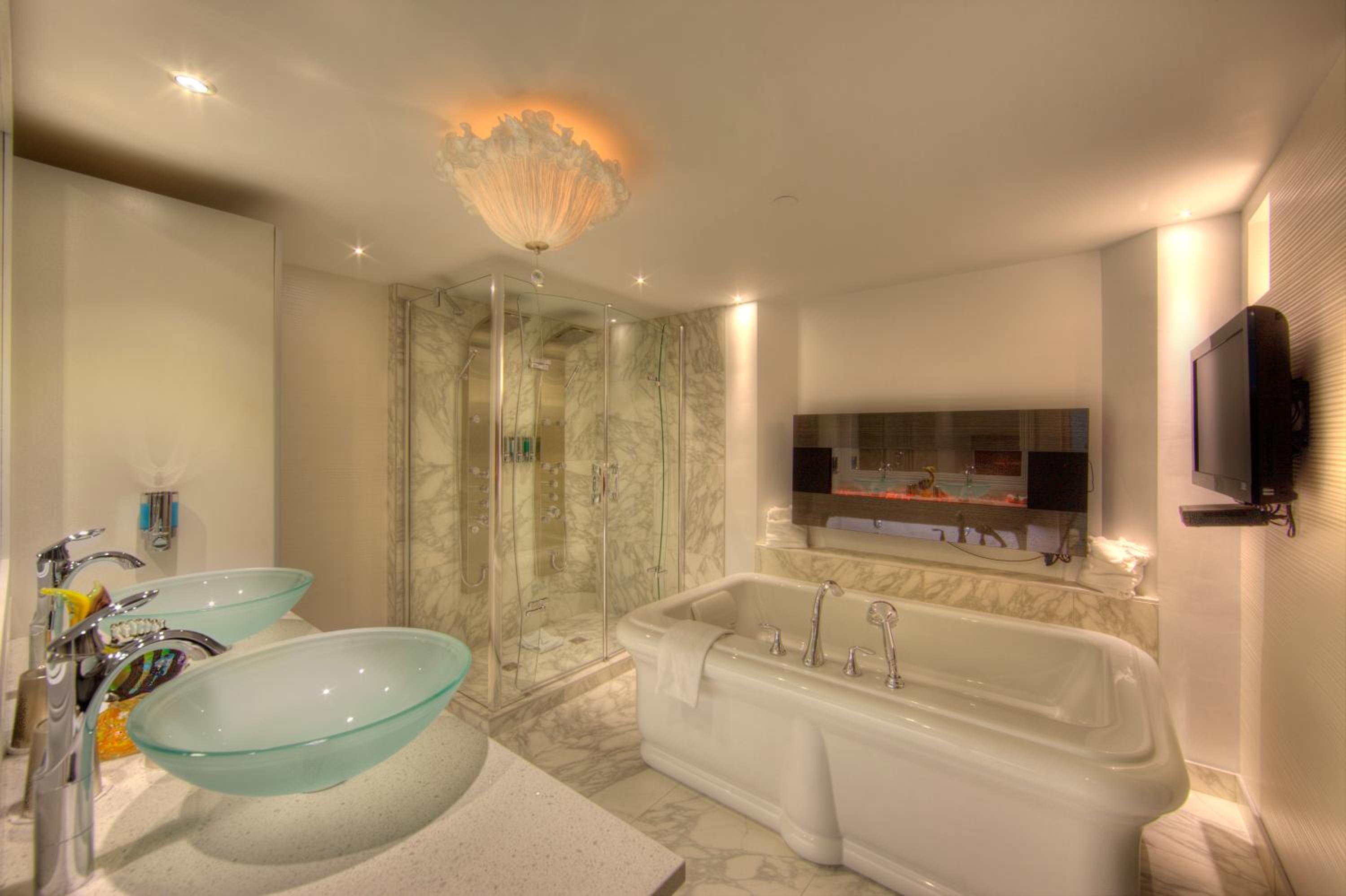 Pink Premium Suite, 1 King Bed and 1 Queen Murphy Bed photo 2