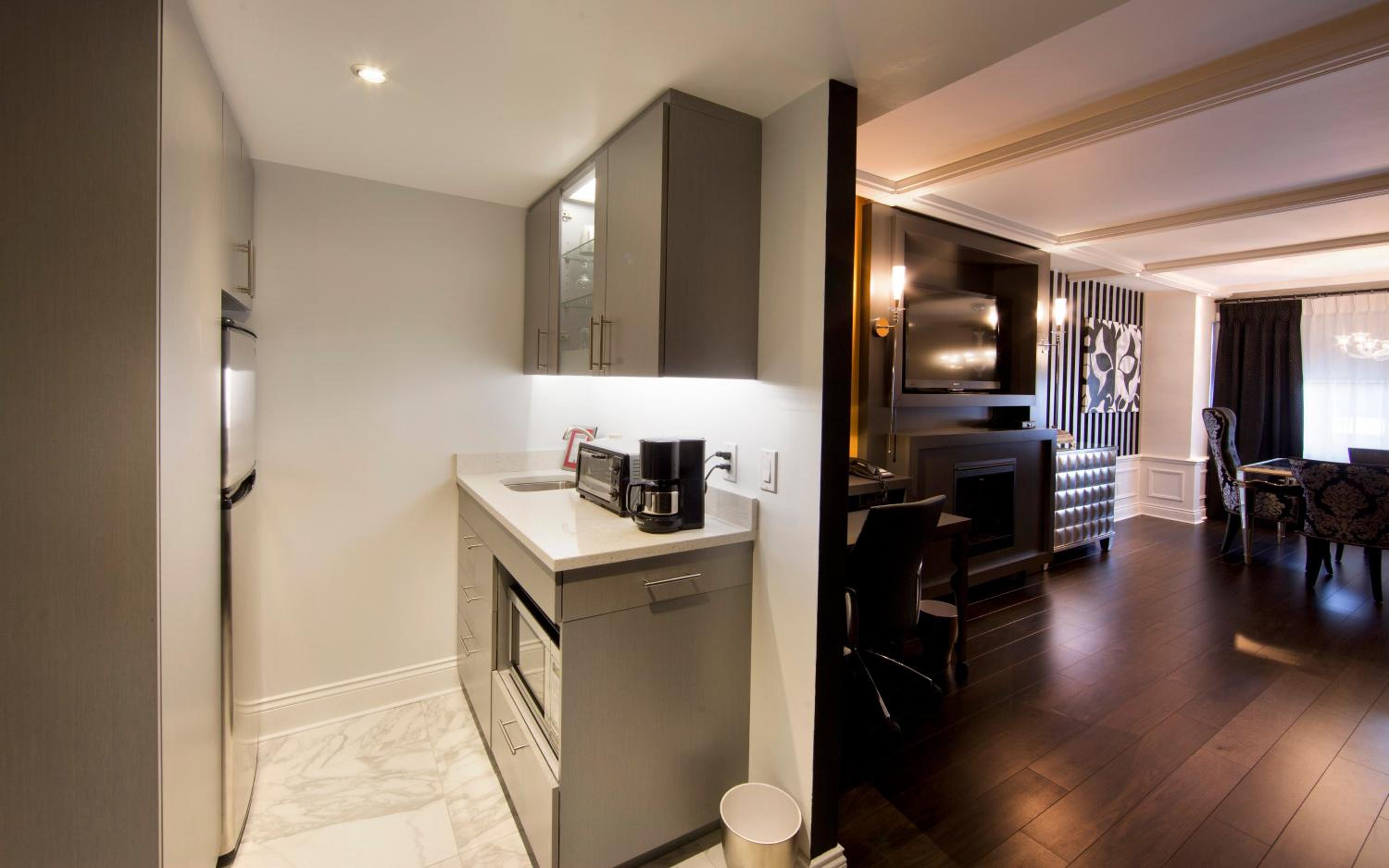 Topaz Premium Suite, 1 King Bed and 1 Queen Murphy Bed photo 2