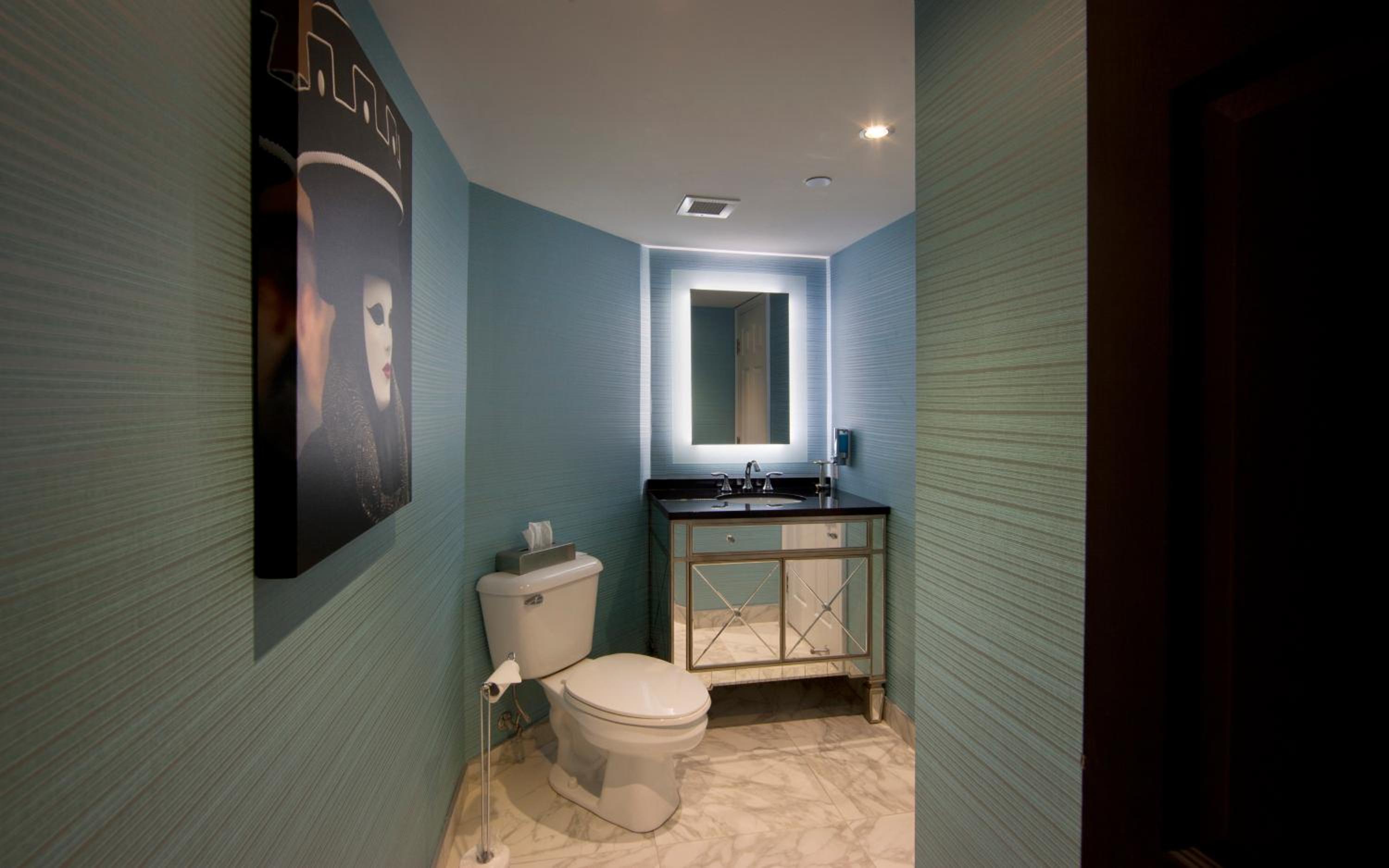 Topaz Premium Suite, 1 King Bed and 1 Queen Murphy Bed photo 3
