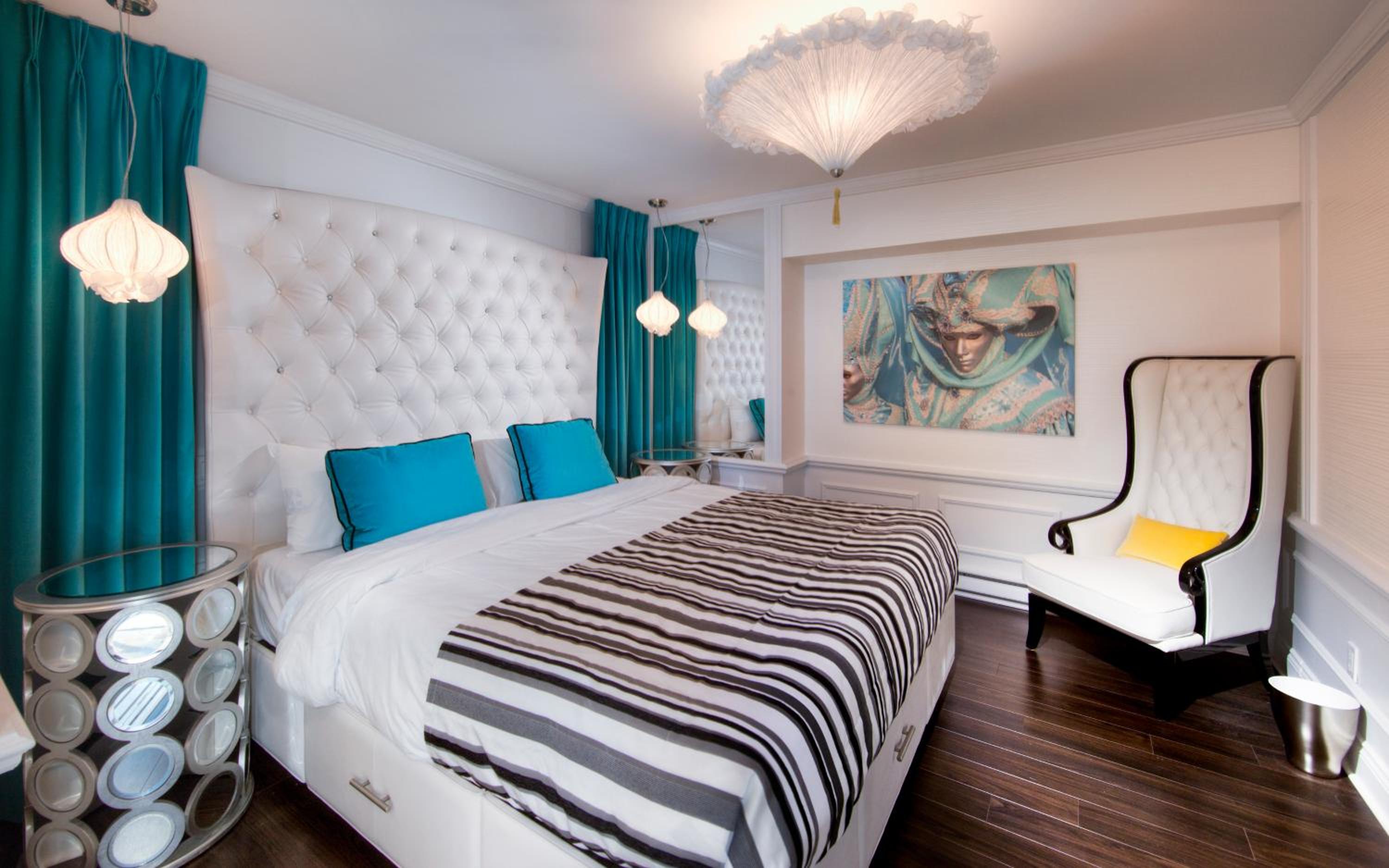 Topaz Premium Suite, 1 King Bed and 1 Queen Murphy Bed