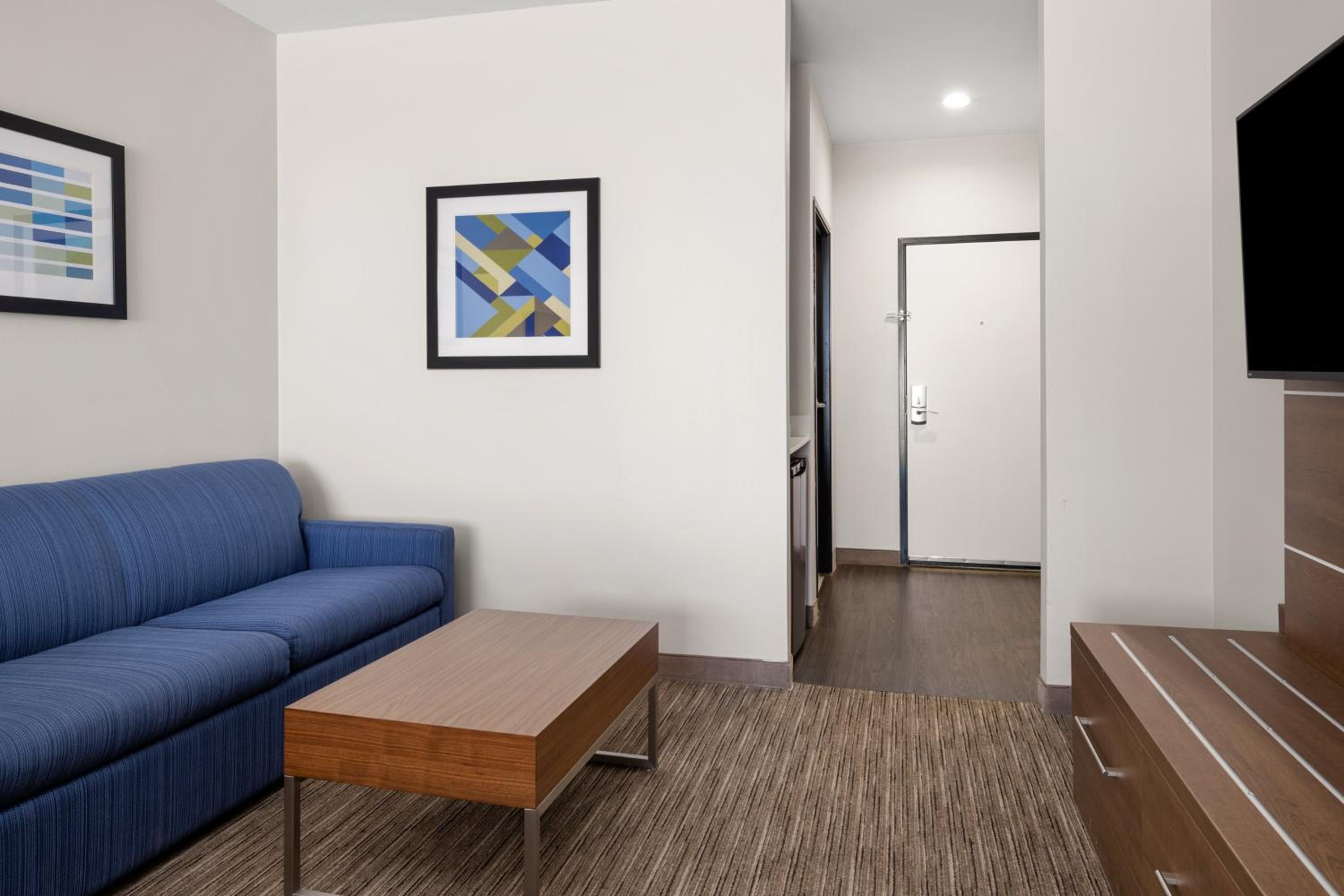 Queen Suite with Two Queen Beds and Sofa Bed - Photo 1
