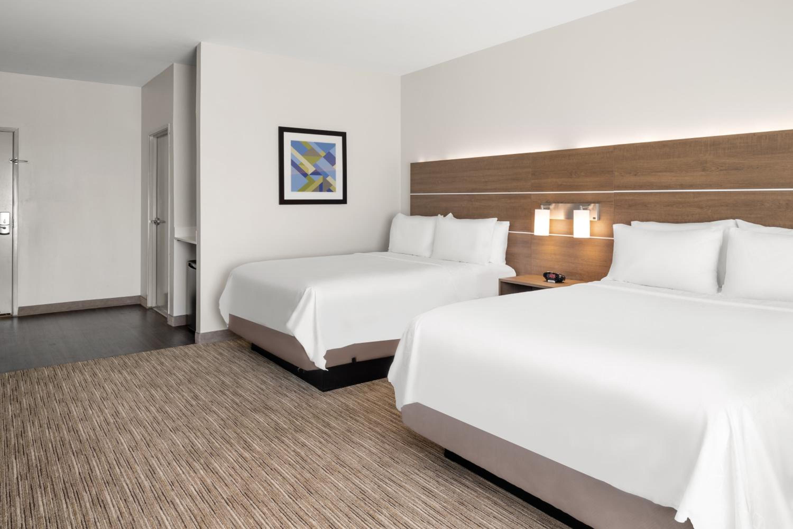Standard Queen Room with Two Queen Beds - Photo 2