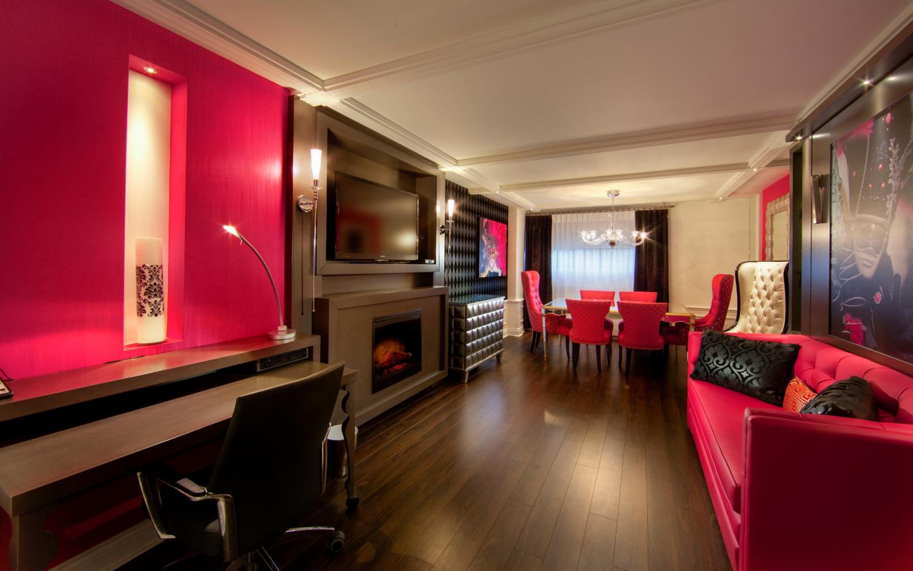 Pink Premium Suite, 1 King Bed and 1 Queen Murphy Bed photo 3