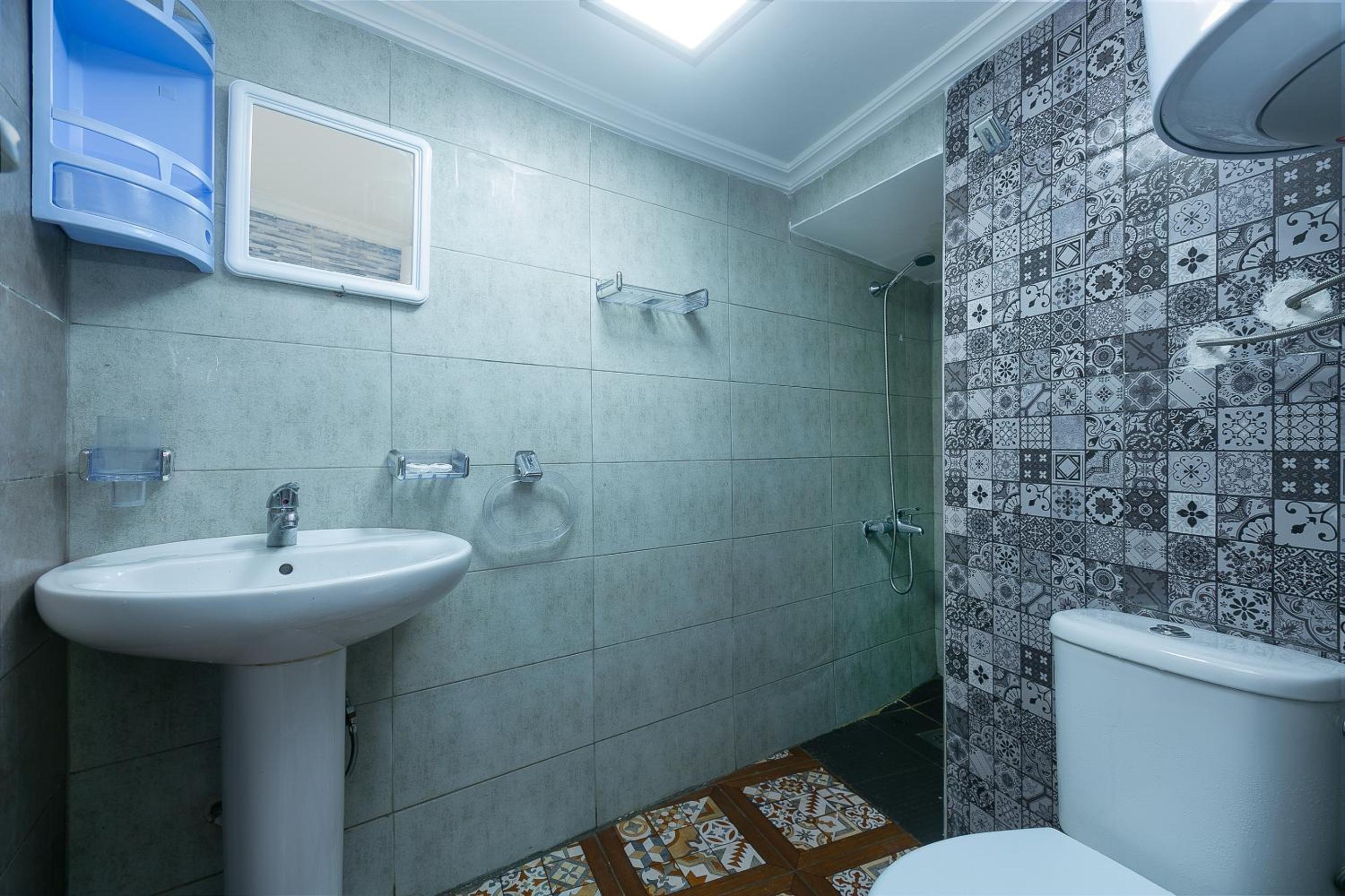 One-Bedroom Apartment - Photo 2