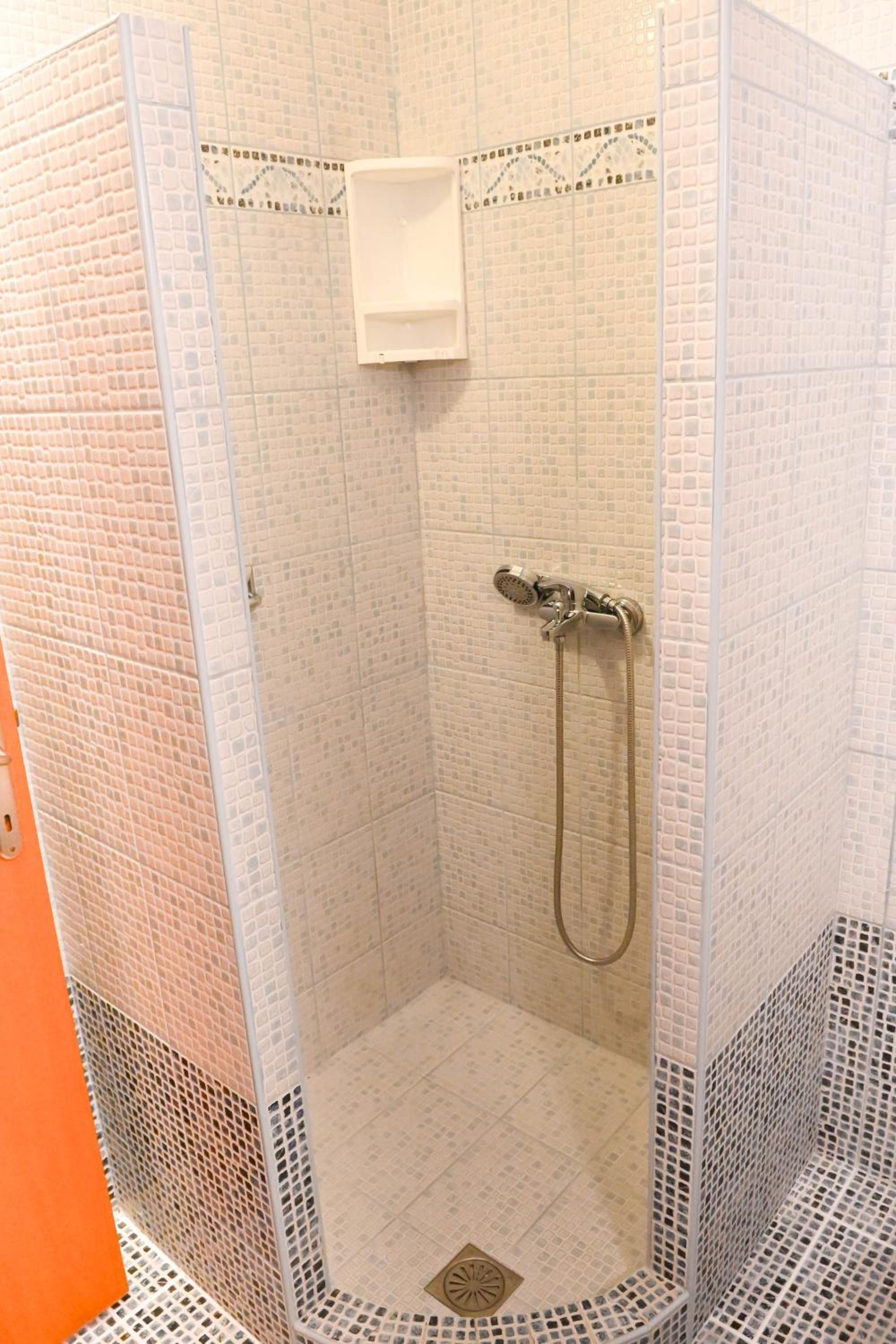 Family Room - Disability Access - Photo 10