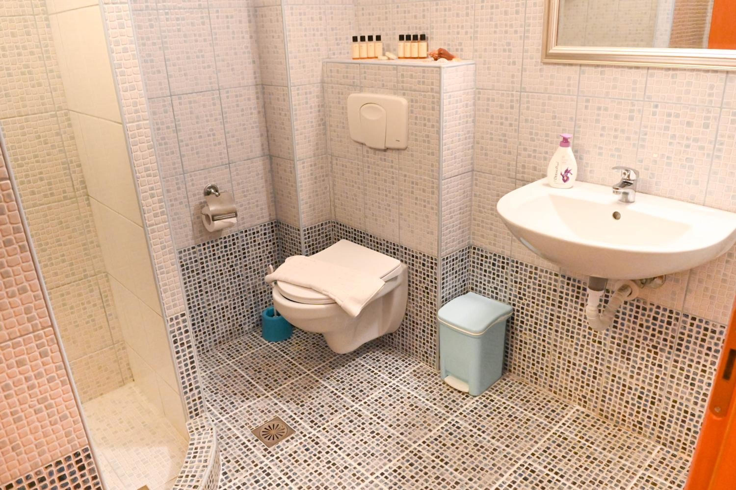 Family Room - Disability Access - Photo 9