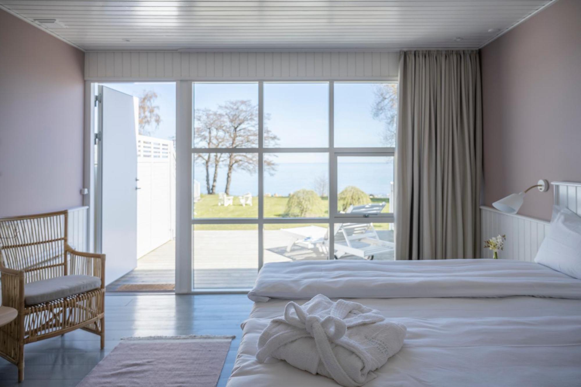 Deluxe Double Room with Side Sea View