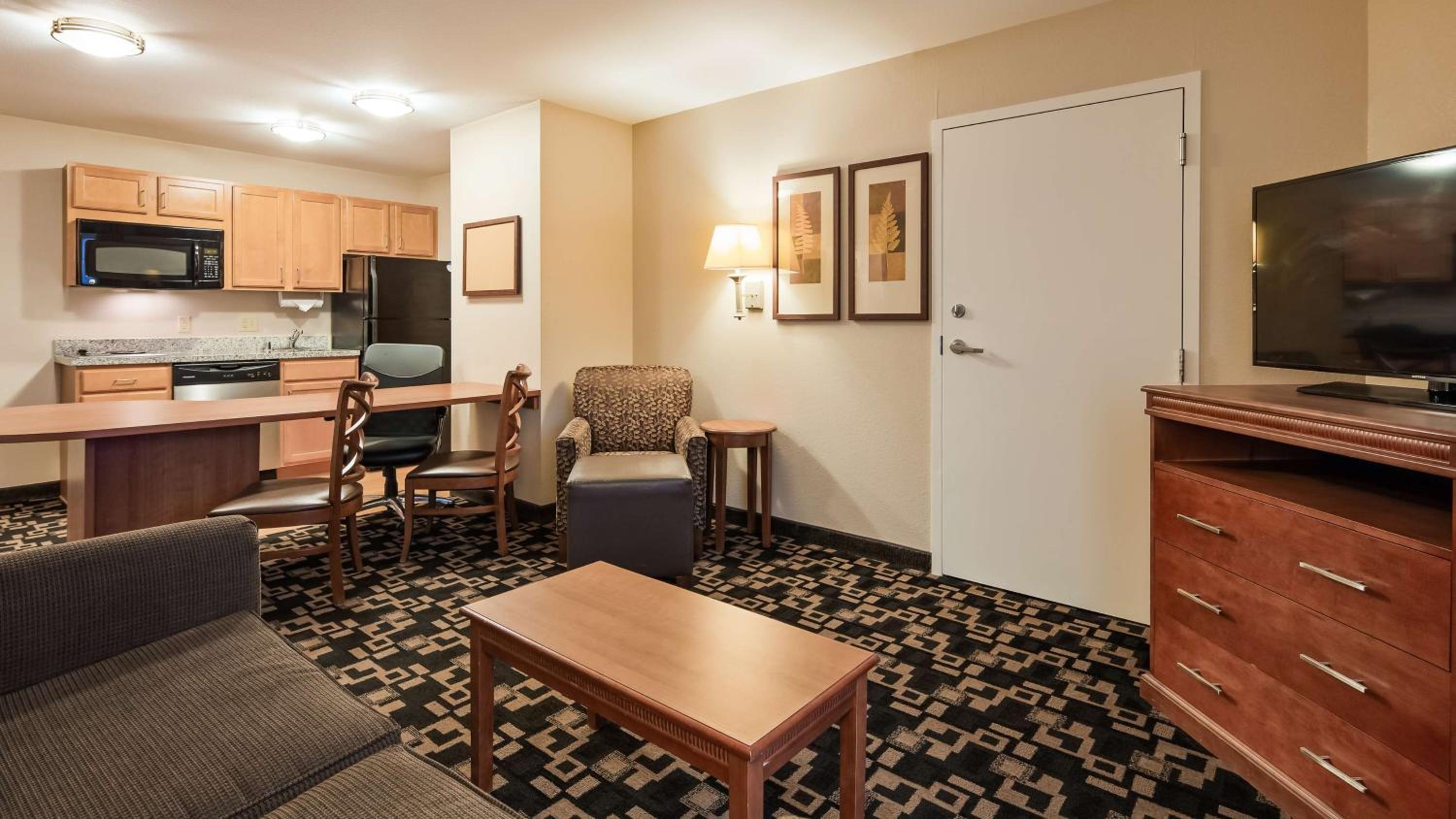 King Suite - Non-Smoking - Photo 5