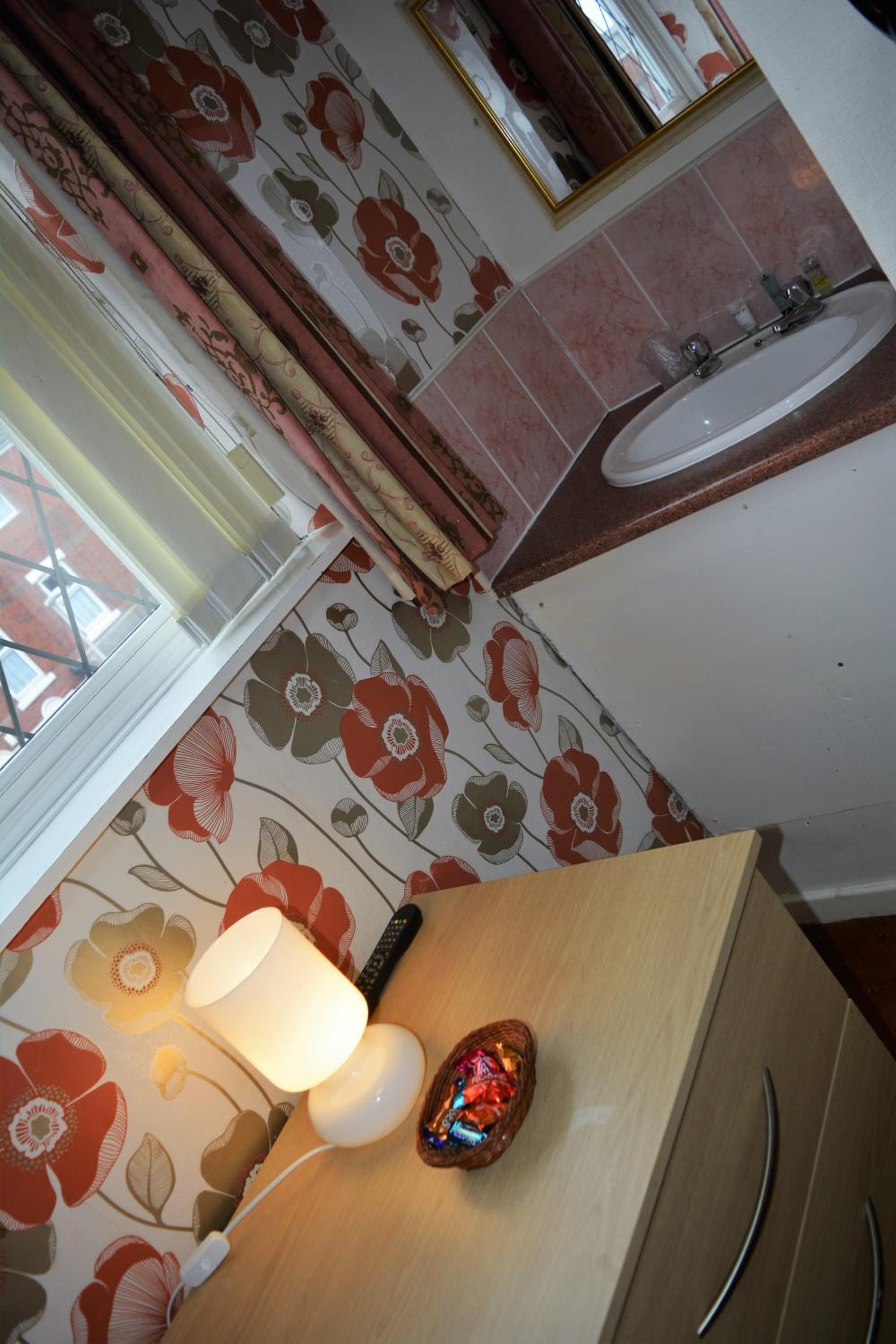 Double Room with Private Bathroom - Photo 6