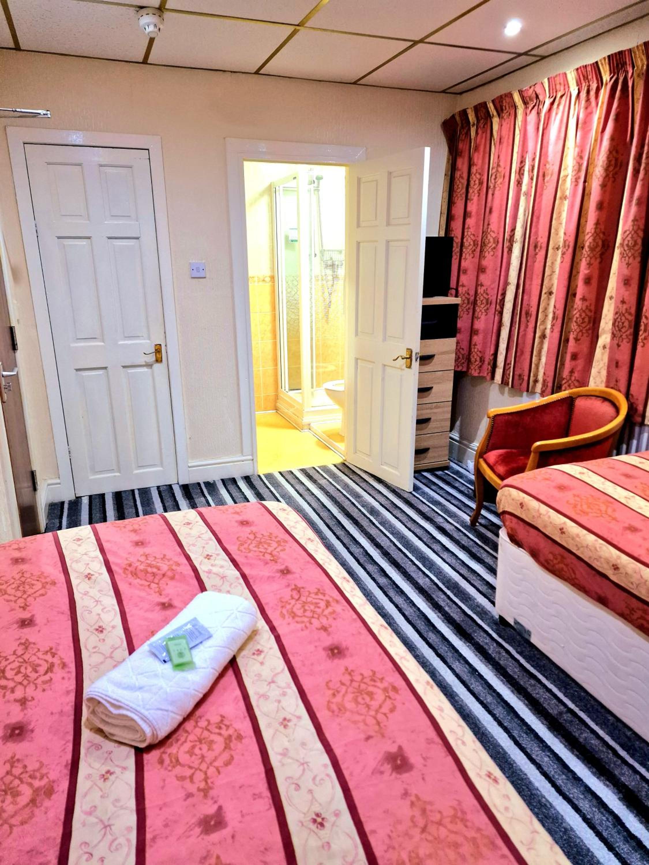 Standard Twin Room - Photo 4