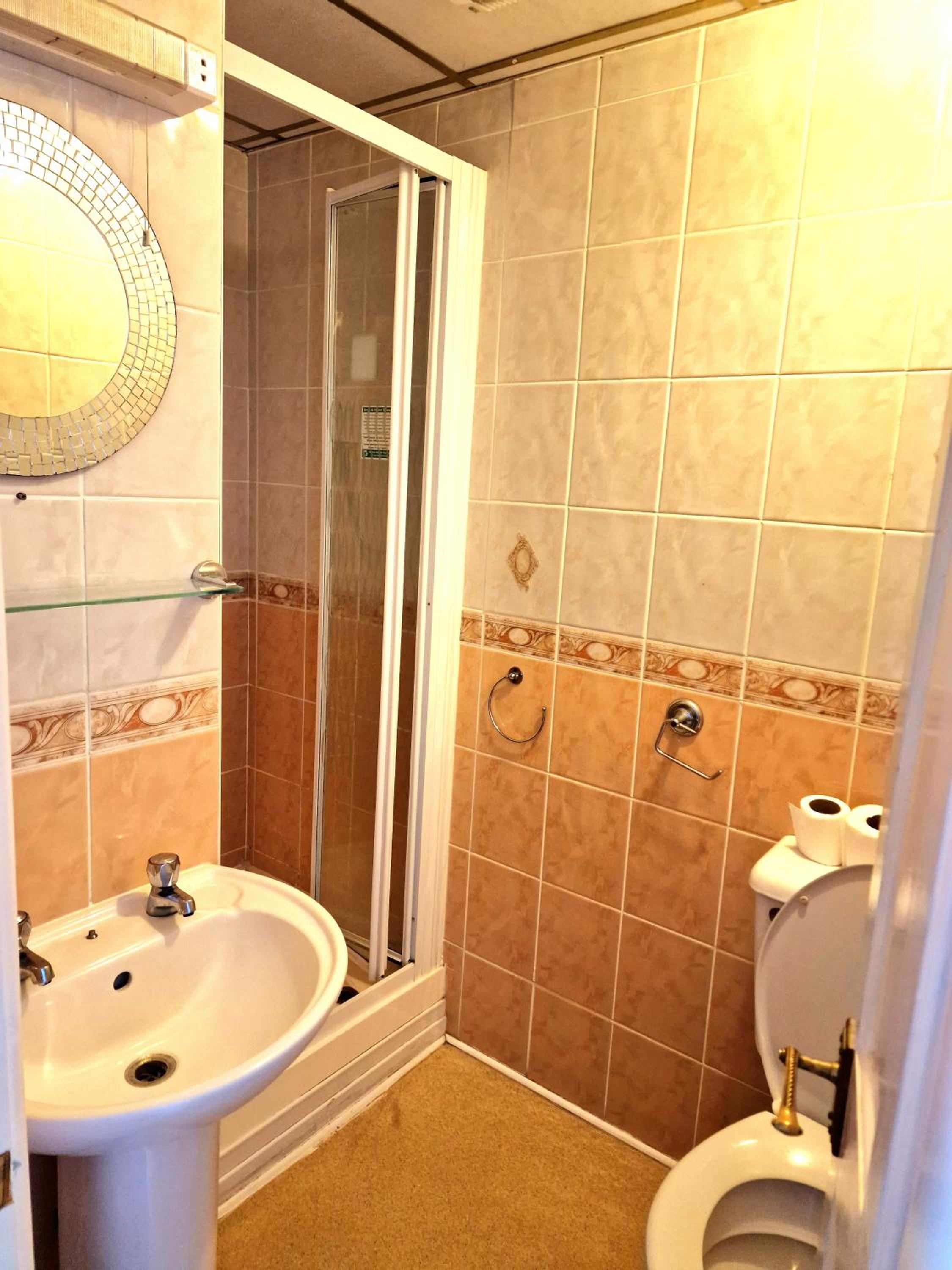 Standard Triple Room - Photo 9