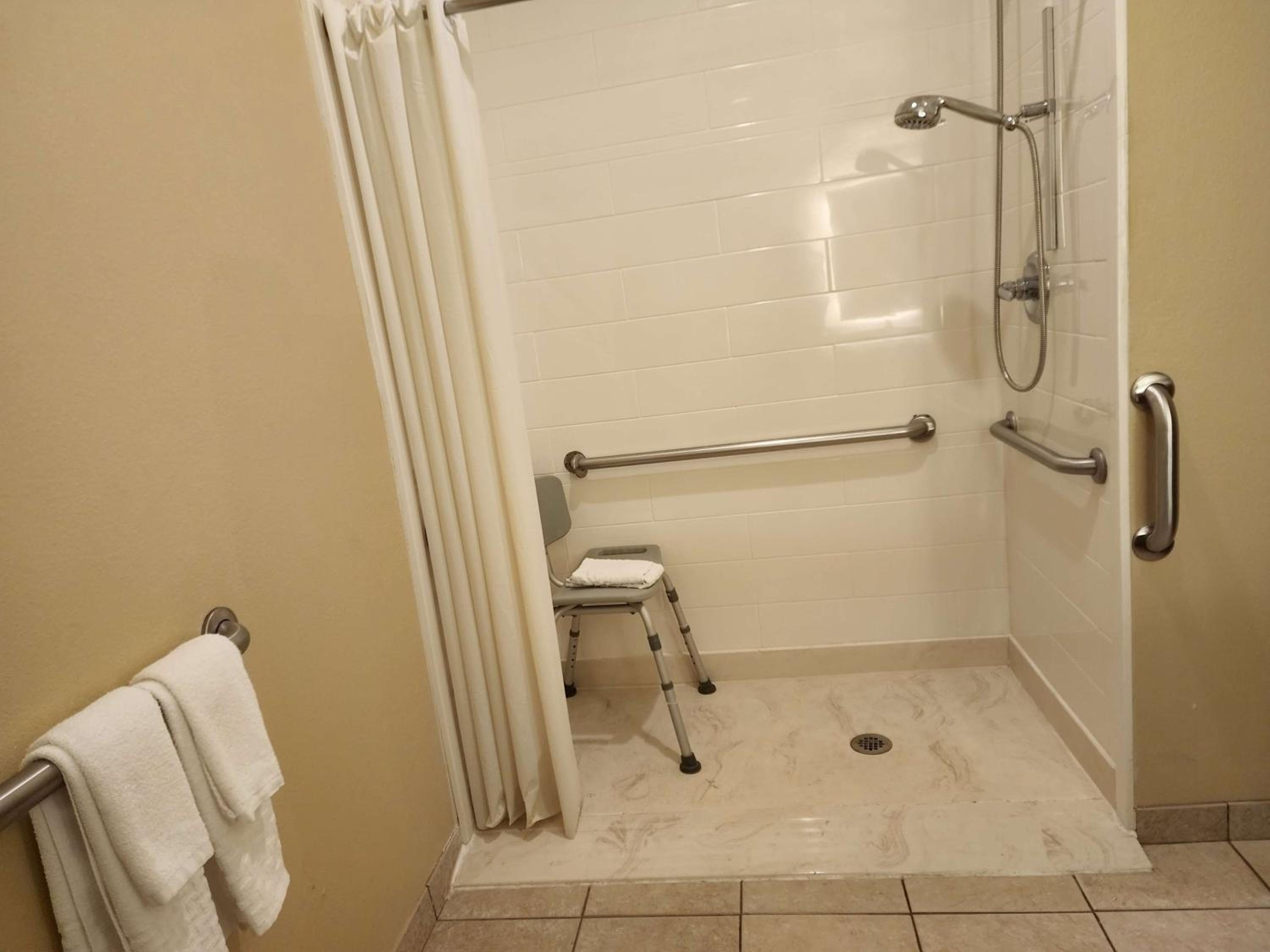 Queen Room With Two Queen Beds With Roll-In Shower - Photo 2
